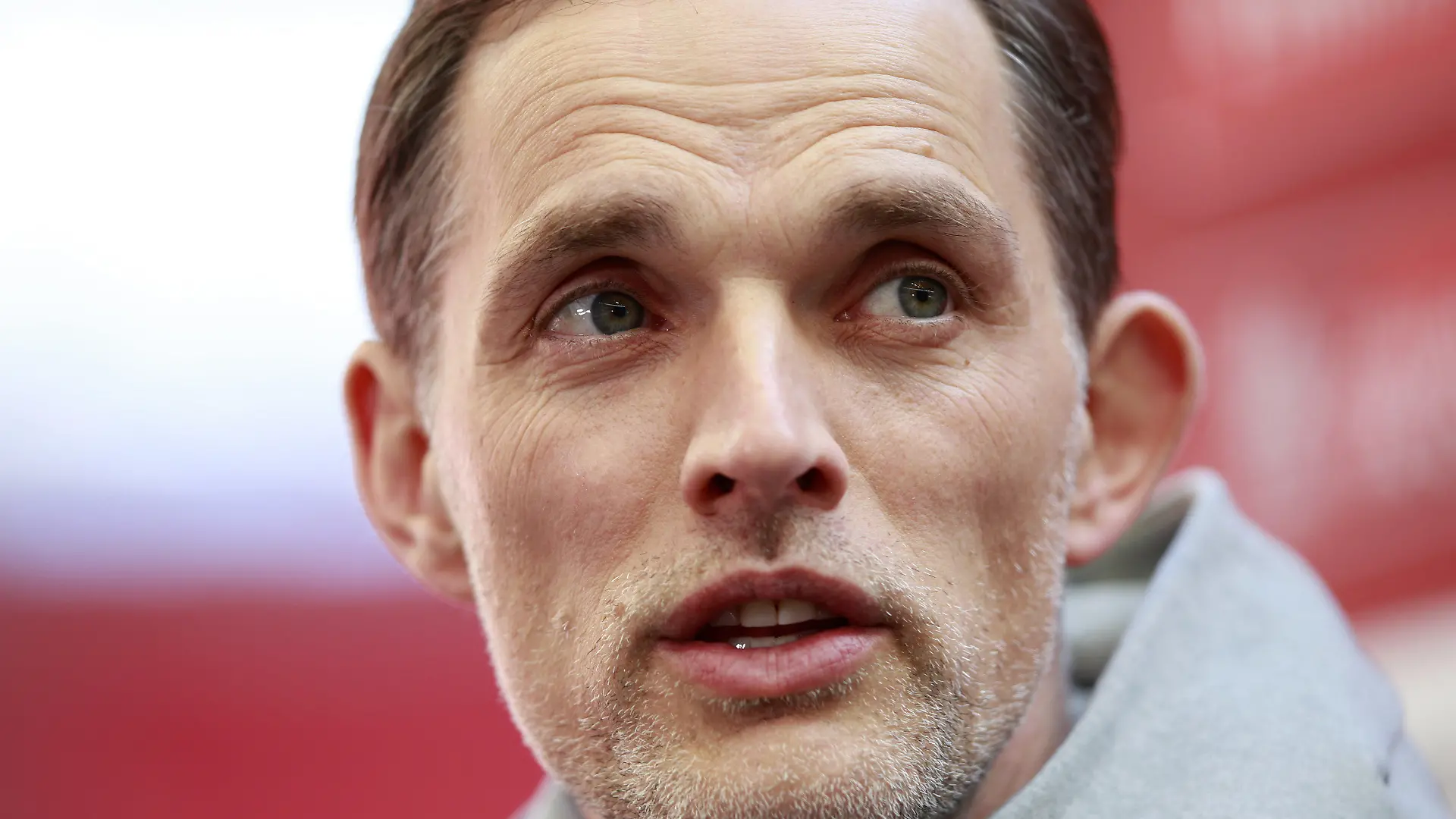 ARCHIV - 23.12.2021, Großbritannien, London: Chelseas damaliger Cheftrainer Thomas Tuchel spricht vor einem Fußballspiel. Laut Medienberichten soll Thomas Tuchel Favorit auf die Nachfolge des entlassenen Bayern Trainers Nagelsmann sein. (zu dpa: «Bild: FC Bayern trennt sich von Trainer Nagelsmann») Foto: Ian Walton/PA Wire/dpa +++ dpa-Bildfunk +++