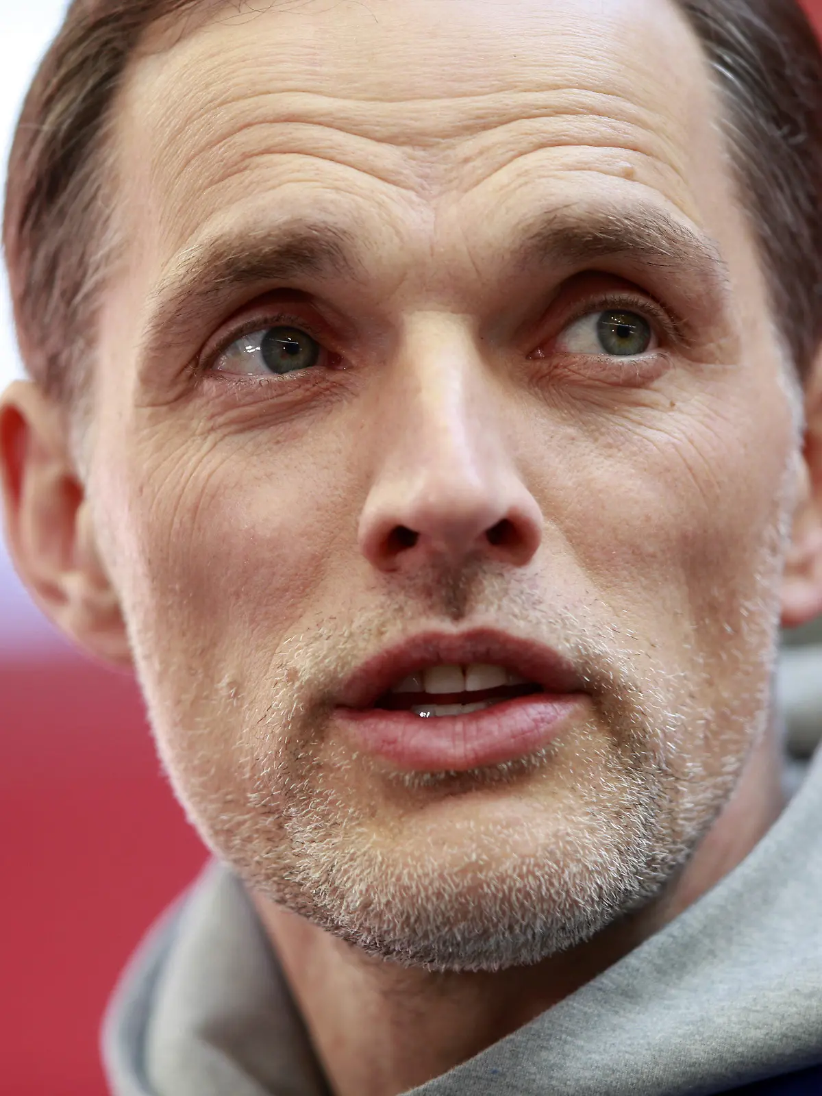 ARCHIV - 23.12.2021, Großbritannien, London: Chelseas damaliger Cheftrainer Thomas Tuchel spricht vor einem Fußballspiel. Laut Medienberichten soll Thomas Tuchel Favorit auf die Nachfolge des entlassenen Bayern Trainers Nagelsmann sein. (zu dpa: «Bild: FC Bayern trennt sich von Trainer Nagelsmann») Foto: Ian Walton/PA Wire/dpa +++ dpa-Bildfunk +++