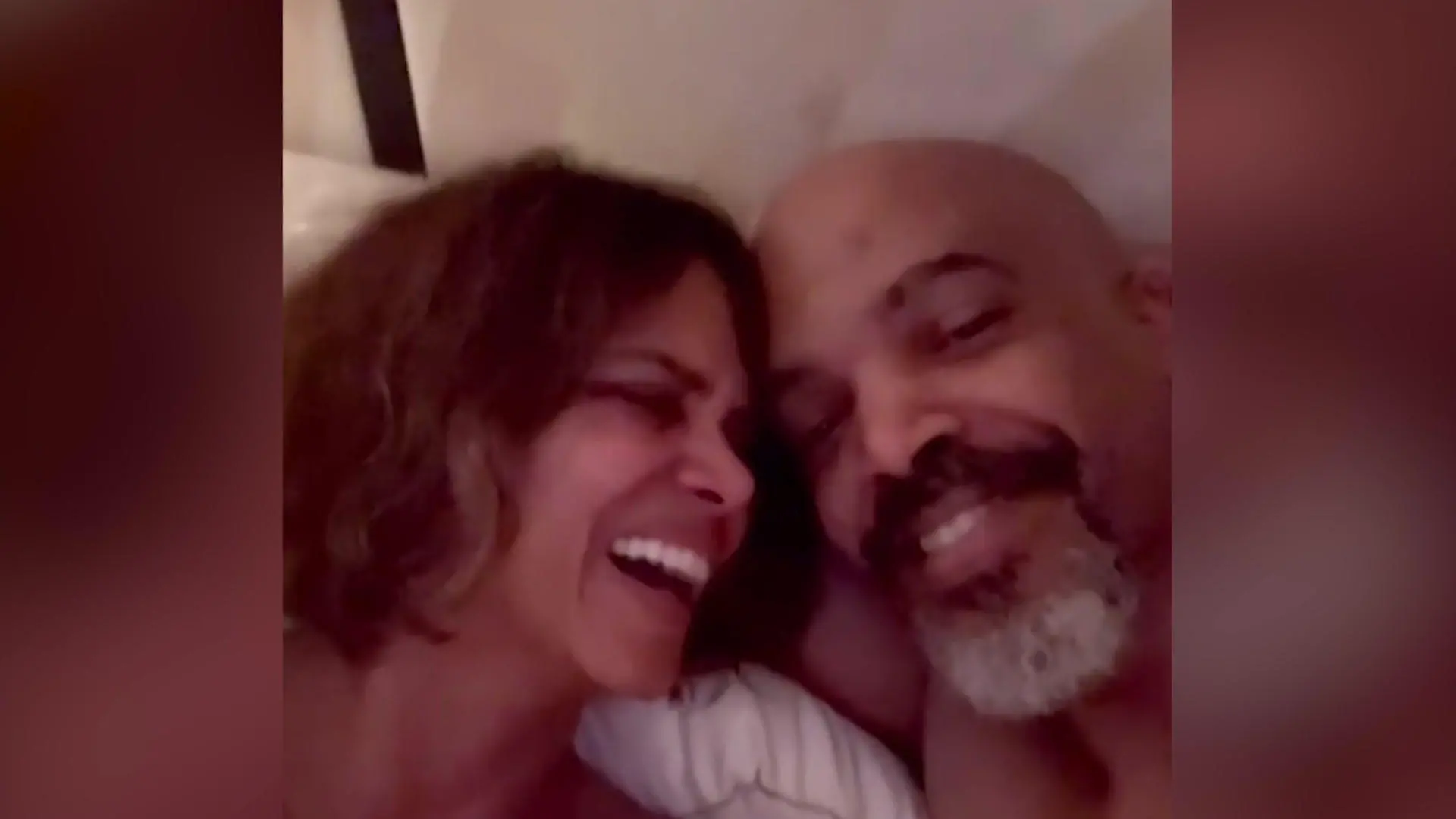 Gleitgel-Gruß vor dem Akt! Superstar nackt im Bett erwischt „Ich wünschte, du würdest dich beeilen!“