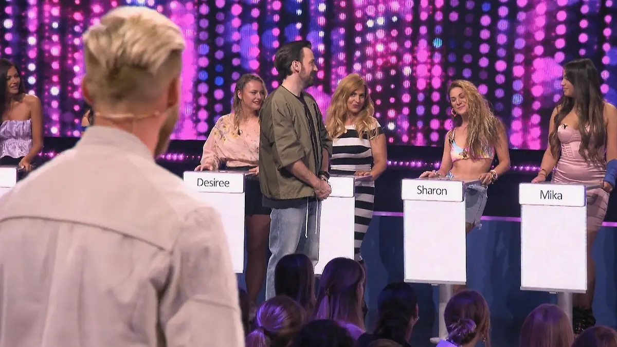Die beiden "Take Me Out"-Singles Marius und Sharon sehen sich nicht zum ersten Mal bei Jan Köppen. Zuletzt buzzerte sie ihn einfach raus. Wird das diesmal anders sein?