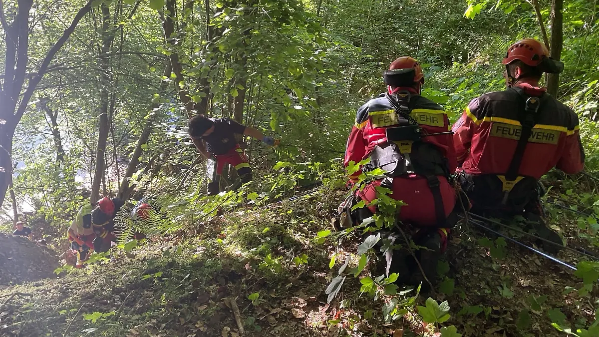 Lebensgefährliche Verletzungen hat ein Jugendlicher bei einem Sturz von einer Schaukel an einem See erlitten.