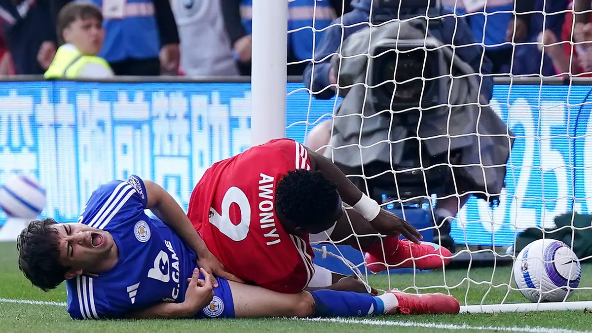 Schmerzhaft: Forest-Stürmer Awoniyi (r) kollidiert im Spiel gegen Leicester City mit dem Pfosten.