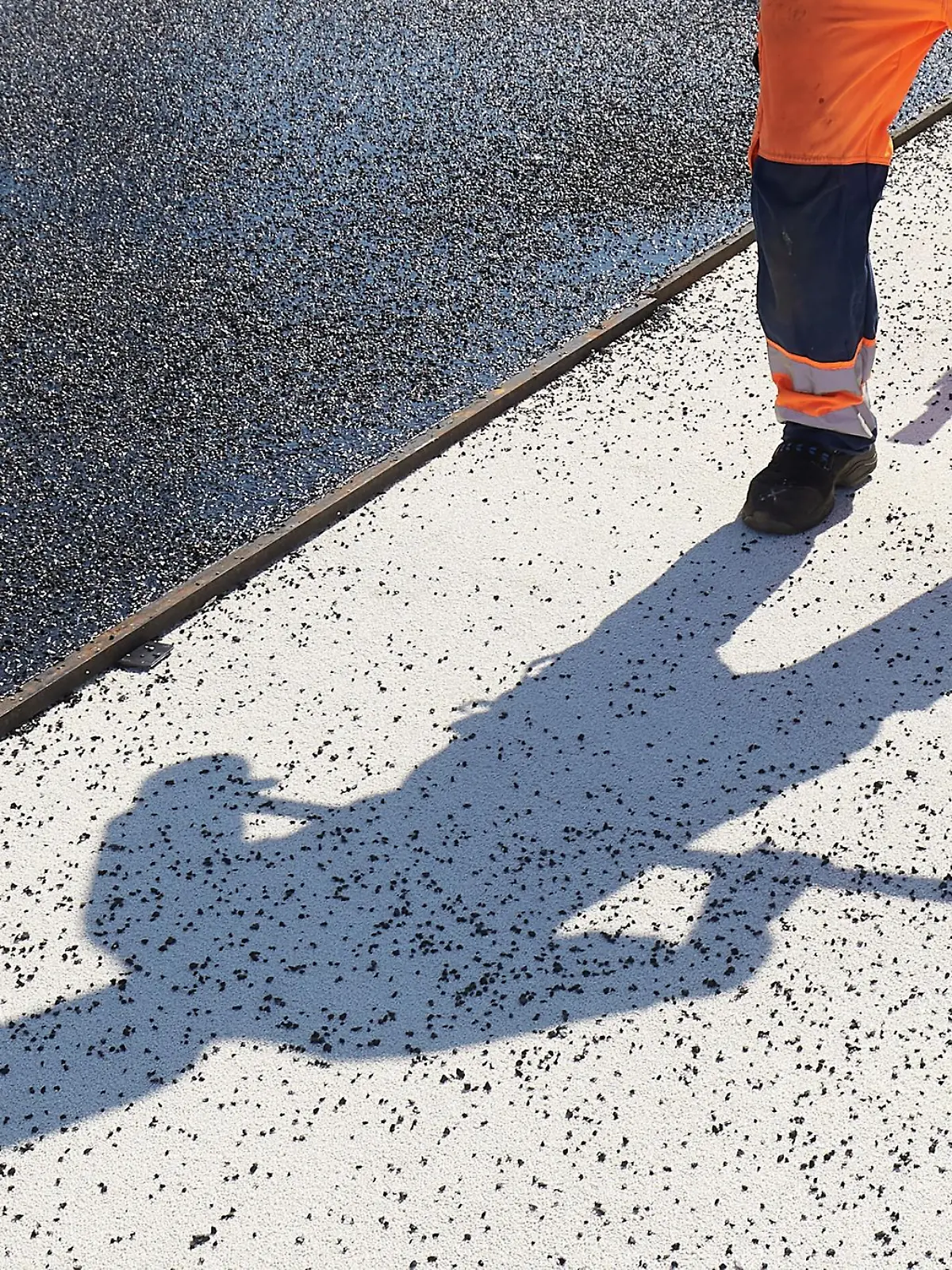 Bild zu: "Matis (19) wird auf Baustelle von heißem Teer verschüttet und stirbt "