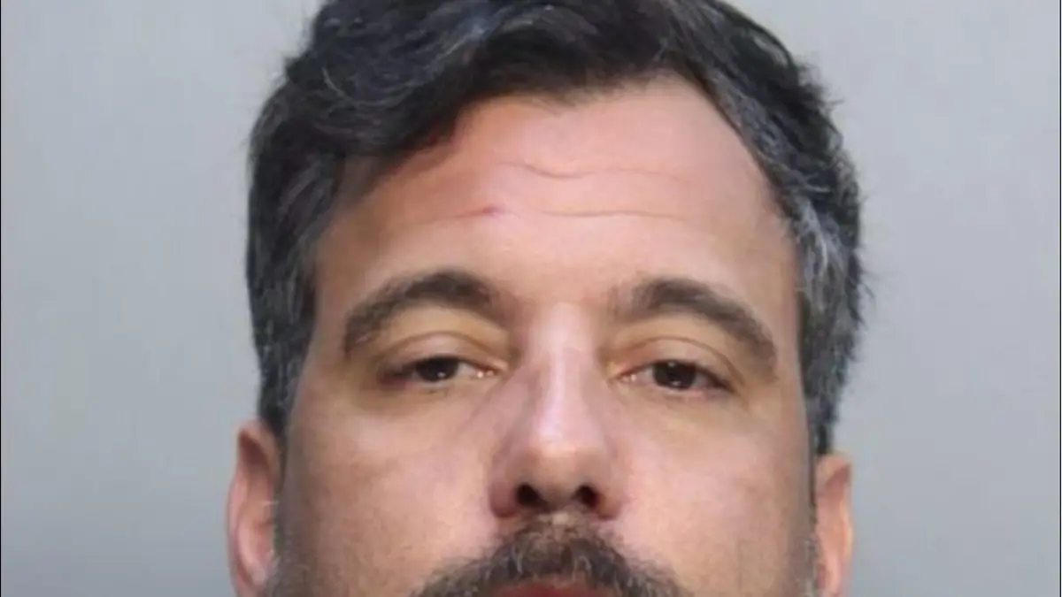 Zachary Perez (42) sitzt wegen schwerer Kindesmisshandlung hinter Gittern. Er soll seinen Stiefsohn zu Boden gedrückt und mit einem Ast geschlagen haben