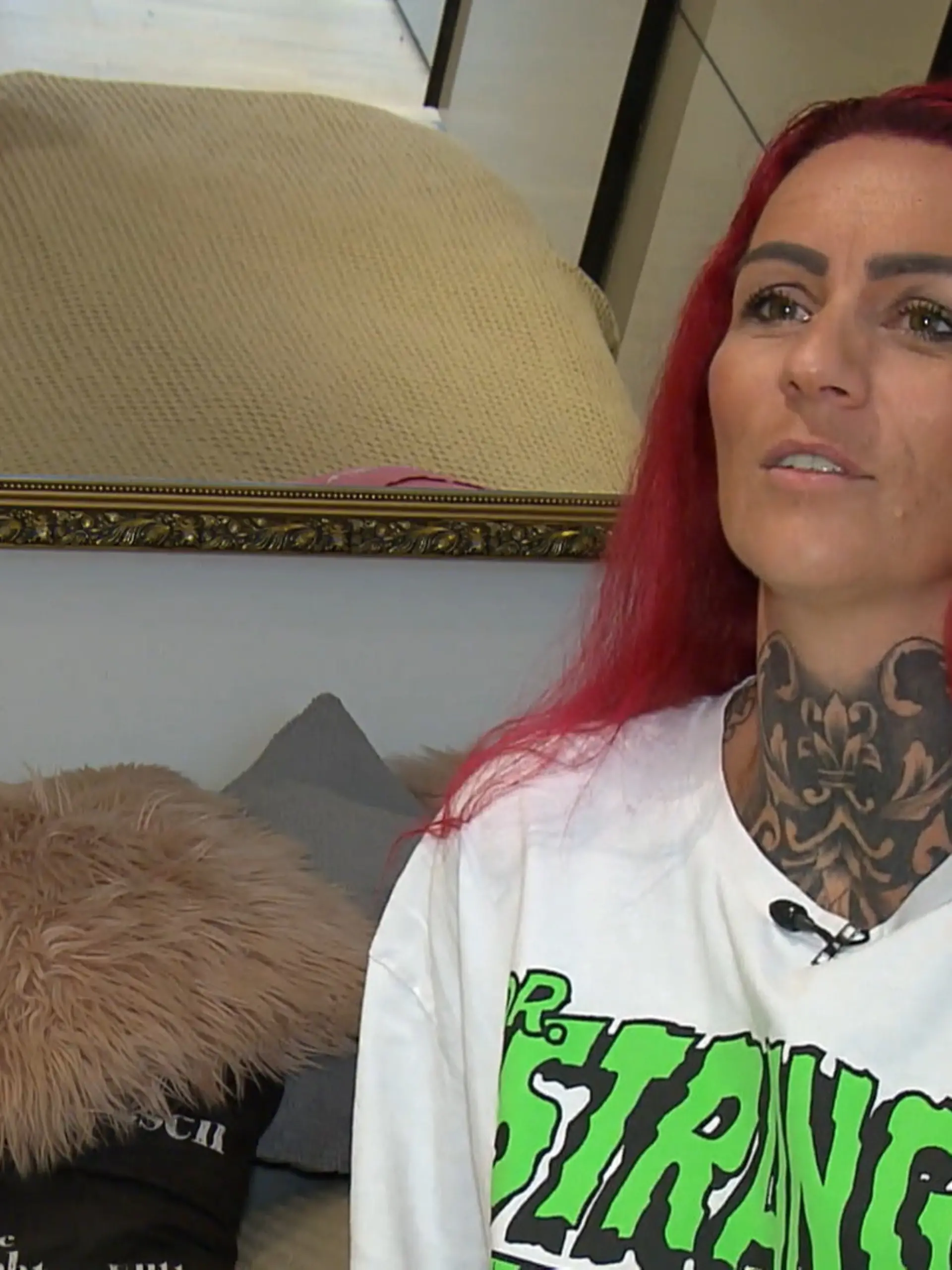 Bild zu: "Ann Christin liebt bunte Strickjacken"