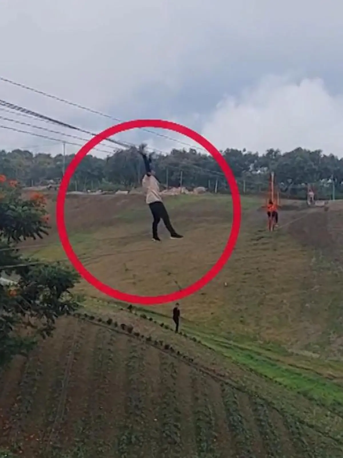 Familie steckt auf Zipline fest – Mitarbeiter riskiert sein Leben!