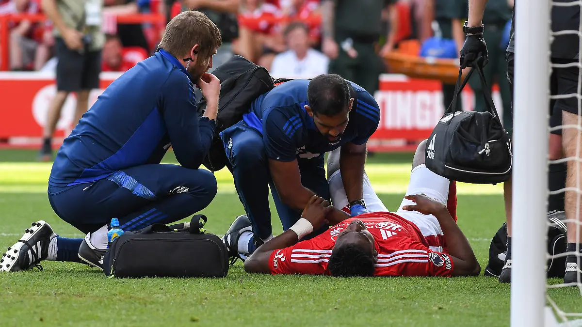 Taiwo Awoniyi bleibt nach seinem Zusammenprall mit dem Pfosten liegen