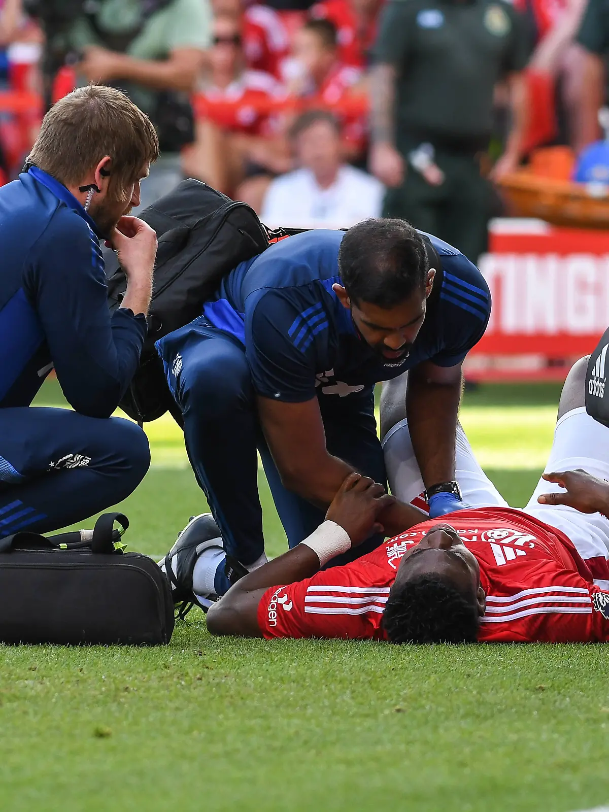 Taiwo Awoniyi bleibt nach seinem Zusammenprall mit dem Pfosten liegen