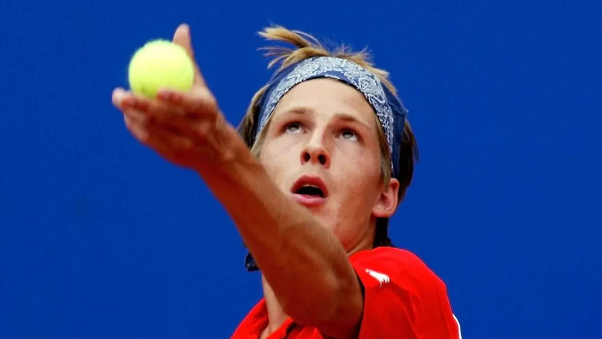 Bildnummer: 00865743 Datum: 14.07.2003 Copyright: imago/Avanti
Maximilian Abel (Deutschland) - Aufschlag; Vdig, quer, close, Ball, Service, aufschlagen Mercedes-Cup 2003, ATP-Tour, Weißenhof, Stuttgart - Weissenhof Tennis Herren Einzel Deutschland Einzelbild Aktion Personen