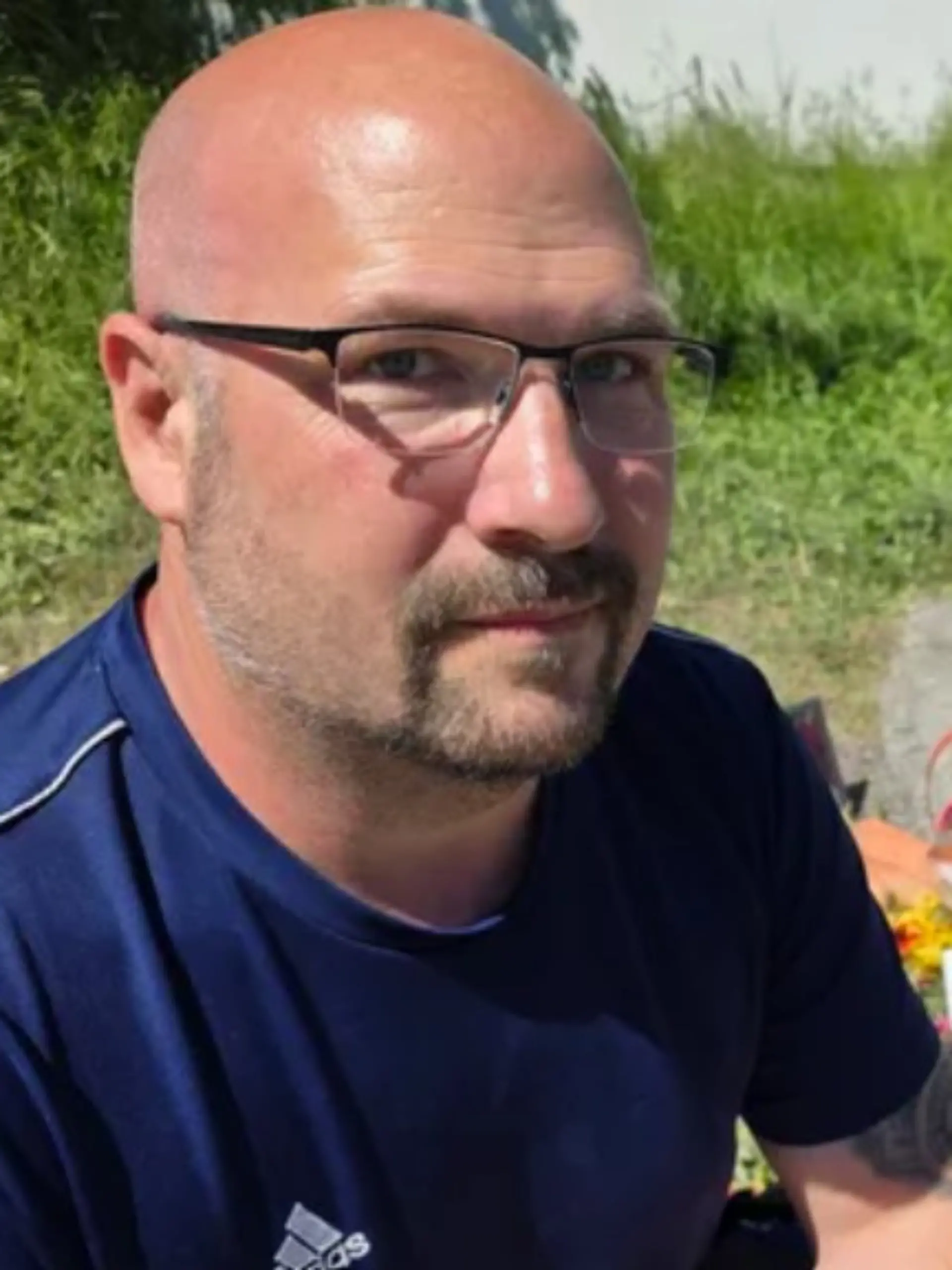 Spendenorganisator Daniel Buettinghaus und Tolgas Schwester trauern gemeinsam um den 14-Jährigen.