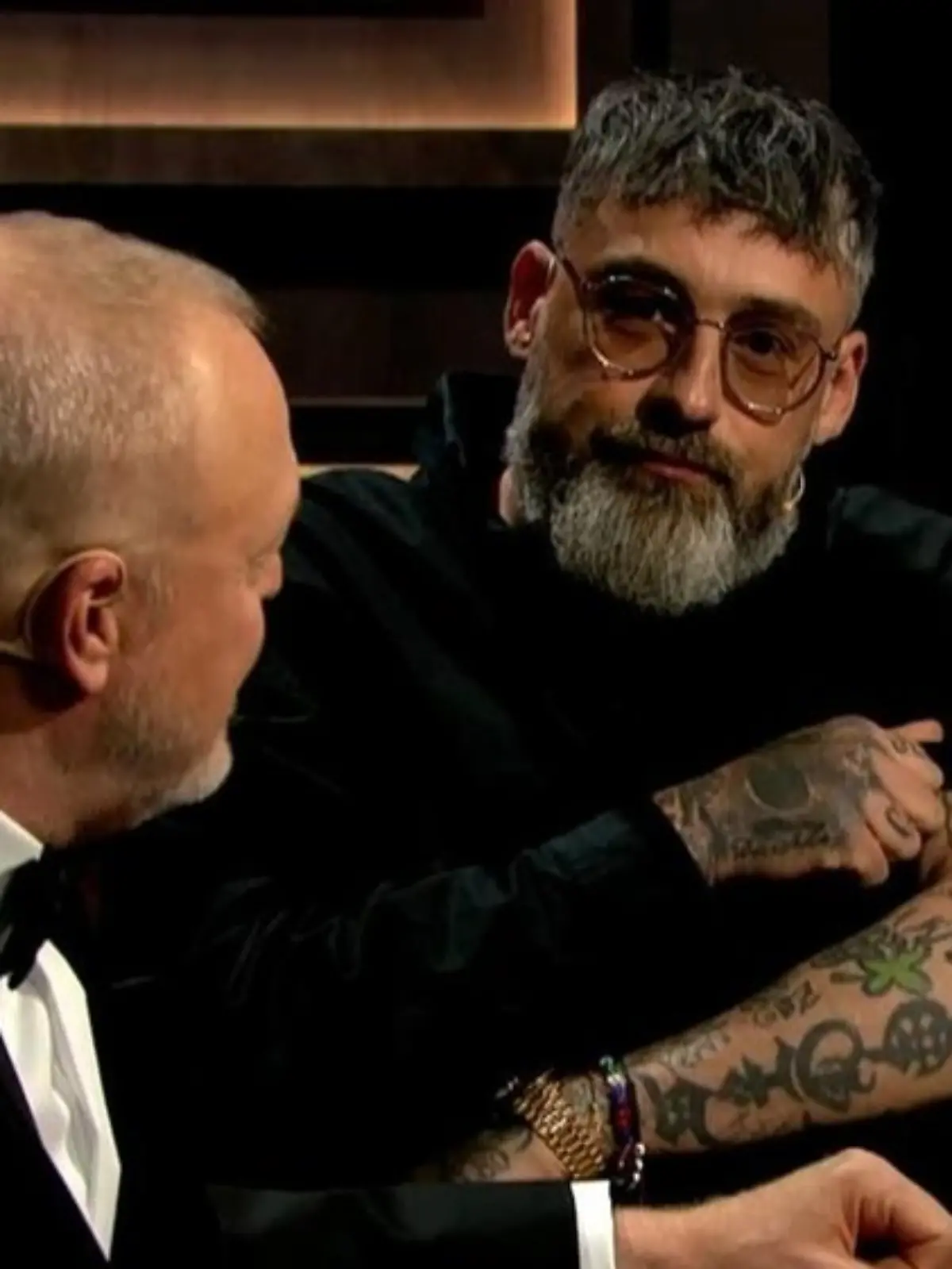 Sido lüftet seinen Pullover, um Stefan Raab (l.) seine spezielle Tätowierung zu präsentieren.
