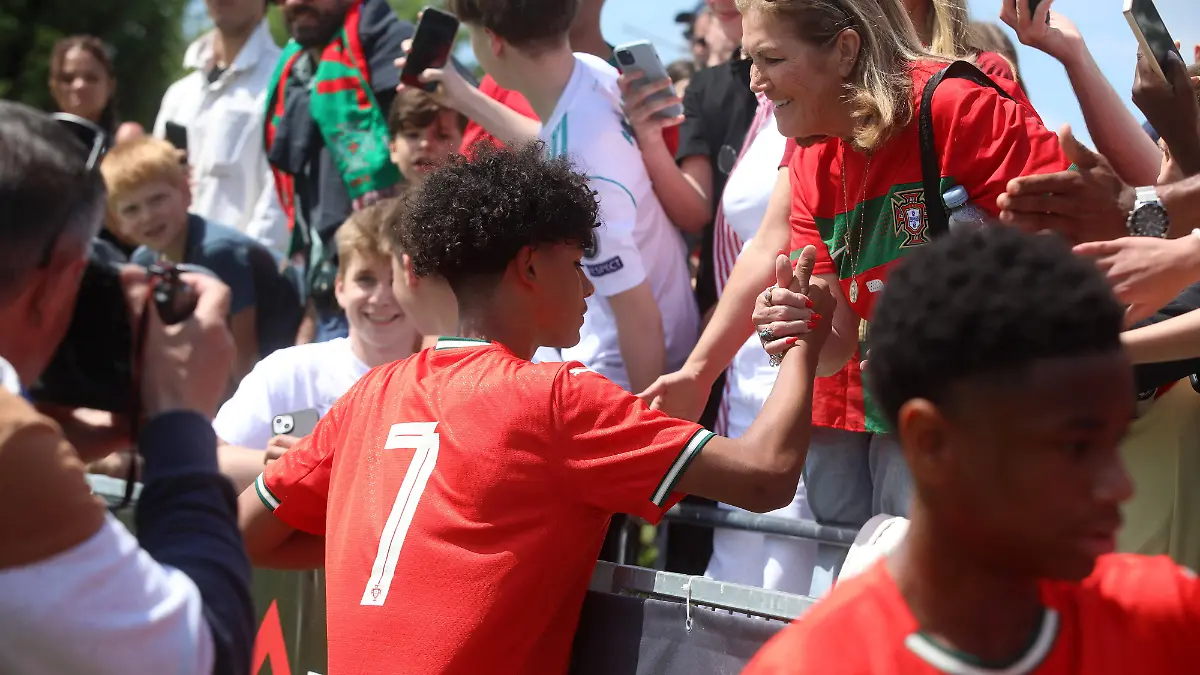 Cristiano Ronaldo Júnior mit seiner Oma Maria Dolores Dos Santos Aveiro