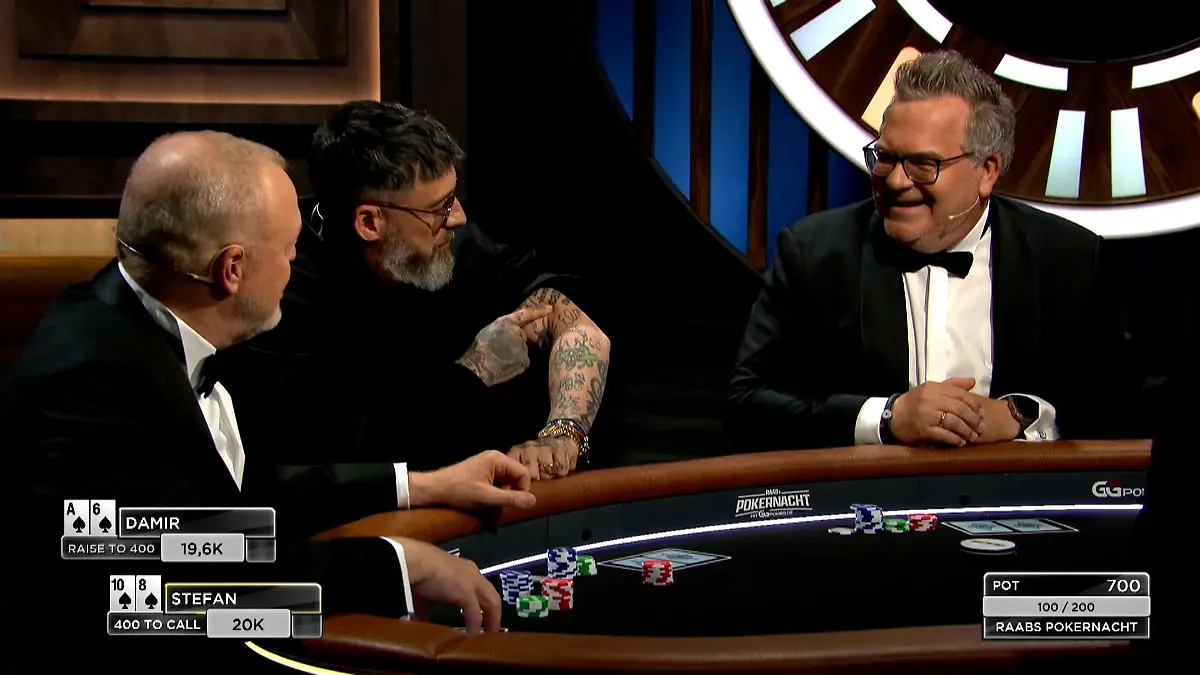 V.l.: Stefan Raab, Sido und Elton. Sido hat sich die Unterschrift von Elton auf den Arm tätowiert.