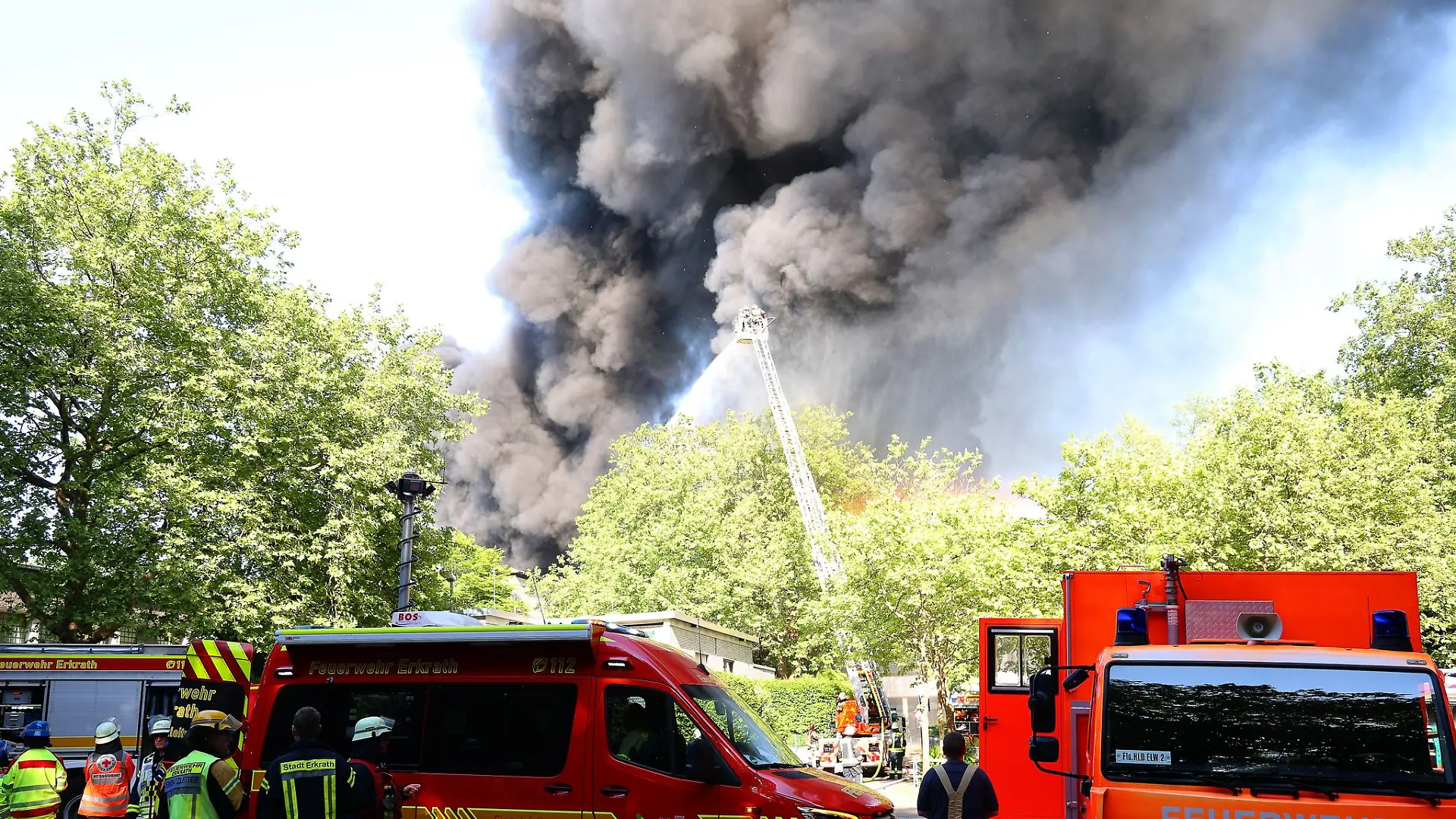 Ein Gebäudekomplex mit mehreren Schulen ist in Erkrath im Kreis Mettmann in Brand geraten.