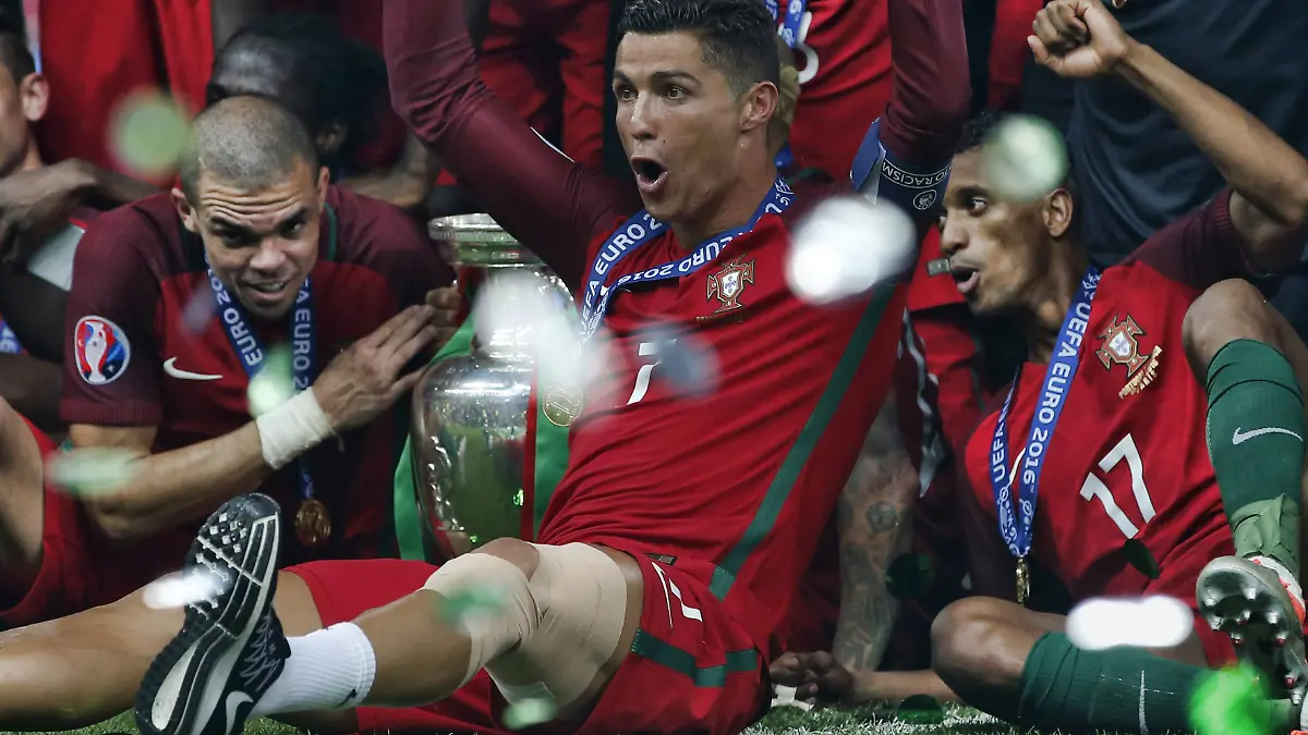 Cristiano Ronaldo mit dem EM-Pokal 2016