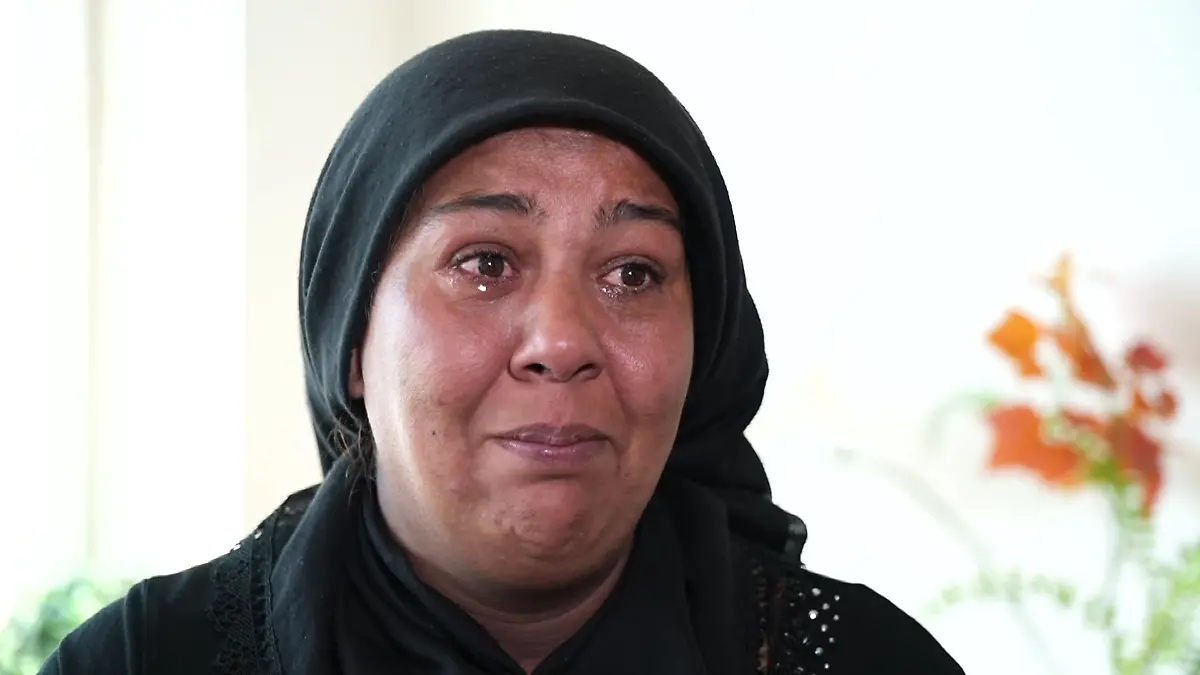 Wir treffen die Mutter des getöten Tolga (14) Immer wieder greift sich die Mutter das Bild von Tolga. Küsst es, will es gar nicht mehr weglegen. Viel zu sehr schmerzt noch der Verlust. Für sie ist es unbegreiflich, dass sie eines ihrer Kinder verloren hat. „Mein Herz tut weh und meine Liebe ist vorbei. Die Bilder kommen immer wieder.”