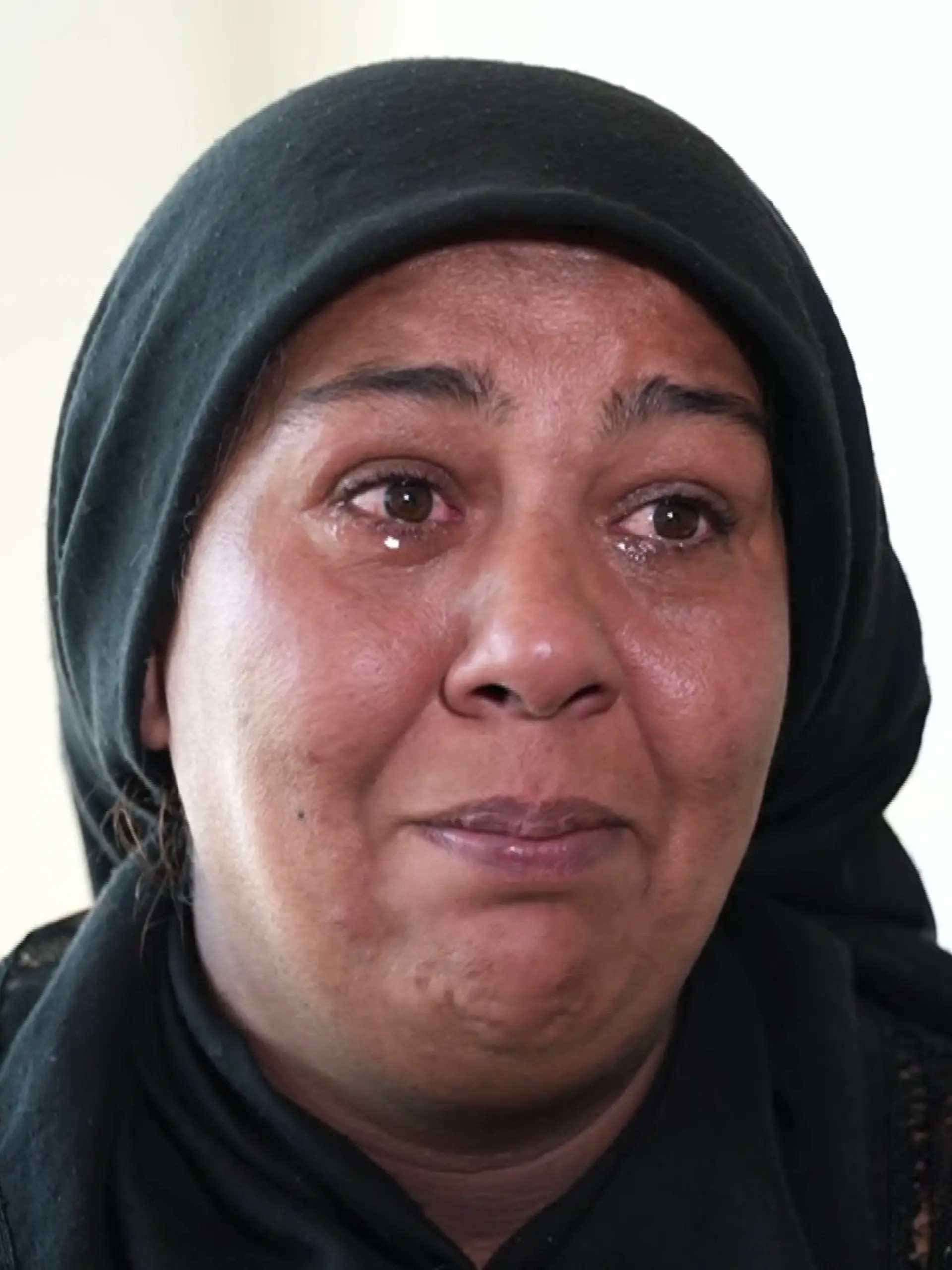 Wir treffen die Mutter des getöten Tolga (14) Immer wieder greift sich die Mutter das Bild von Tolga. Küsst es, will es gar nicht mehr weglegen. Viel zu sehr schmerzt noch der Verlust. Für sie ist es unbegreiflich, dass sie eines ihrer Kinder verloren hat. „Mein Herz tut weh und meine Liebe ist vorbei. Die Bilder kommen immer wieder.”