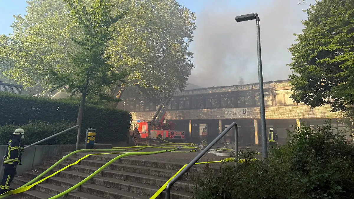 Eine Riesen-Rauchwolke kündigt es für alle sichtbar an: In Erkrath (Kreis Mettmann) in Nordrhein-Westfalen kämpft die Feuerwehr gegen das verheerende Feuer an einem Gebäudekomplex mit mehreren Schulen. Der Schaden ist immens.