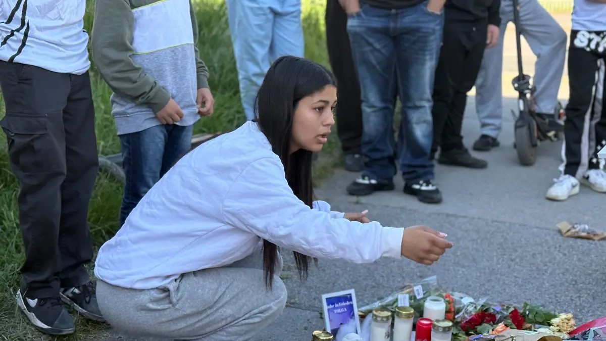 Tolgas Schwester trauert um ihren Bruder, nachdem dieser mit einem Messer erstochen wurde