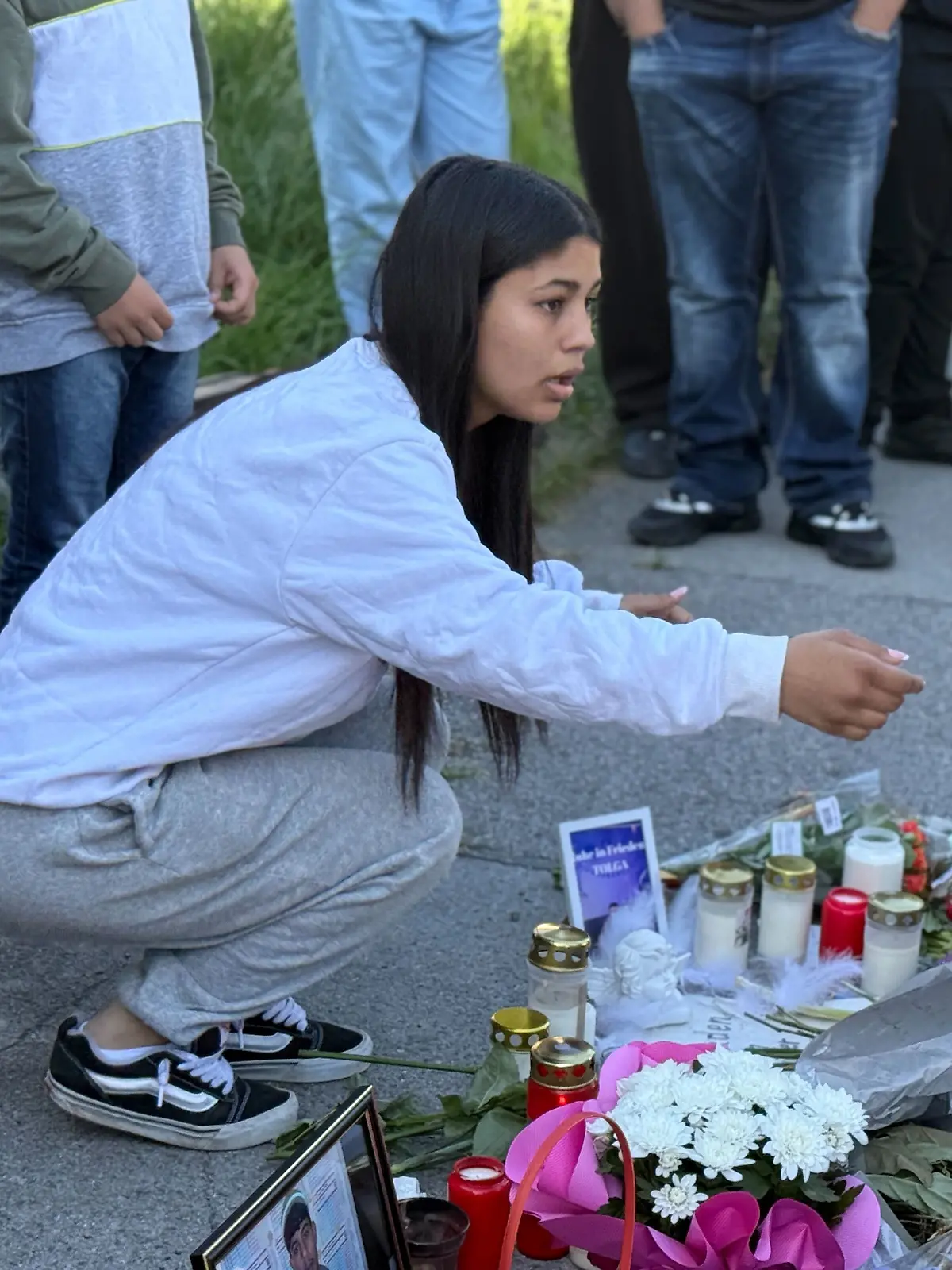 Tolgas Schwester trauert um ihren Bruder, nachdem dieser mit einem Messer erstochen wurde
