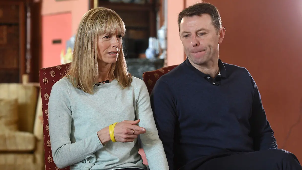 ARCHIV - 30.04.2017, Großbritannien, Loughborough: Kate und Gerry McCann geben dem britischen Fernsehsender BBC TV ein Interview. Am 3. Mai 2007 verschwand ihre damals dreijährige Tochter Maddie aus Großbritannien aus einem Ferienappartement im portugiesischen Praia da Luz. Seitdem wird dieser mysteriöse Fall bis in die kleinsten Details begleitet, steht immer wieder im Rampenlicht und produziert weltweit Schlagzeilen. (zu dpa: «Die Hoffnung bleibt - 15 Jahre nach Maddies Verschwinden»  - Wiederholung vom 28.04.2022) Foto: Joe Giddens/Pool PA/dpa +++ dpa-Bildfunk +++