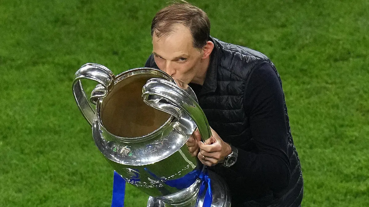ARCHIV - 29.05.2021, Portugal, Porto: Chelsea Trainer Thomas Tuchel küsst den Pokal nach dem Finale der UEFA Champions League gegen Manchester City. Der deutsche Fußballmeister Bayern München trennt sich laut der «Bild»-Zeitung mit sofortiger Wirkung von Trainer Julian Nagelsmann. Laut dem Bericht vom Donnerstagabend soll der ehemalige Bundesliga-Coach Thomas Tuchel Favorit auf die Nachfolge sein. (zu dpa: «Bild: FC Bayern trennt sich von Trainer Nagelsmann») Foto: Adam Davy/Press Association/dpa +++ dpa-Bildfunk +++