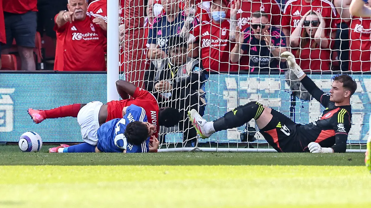 Taiwo Awoniyi knallt beim Spiel in der Premier League zwischen Nottingham Forest und Leicester City am 11. Mai 2025 nach einer Flanke gegen den Pfosten.