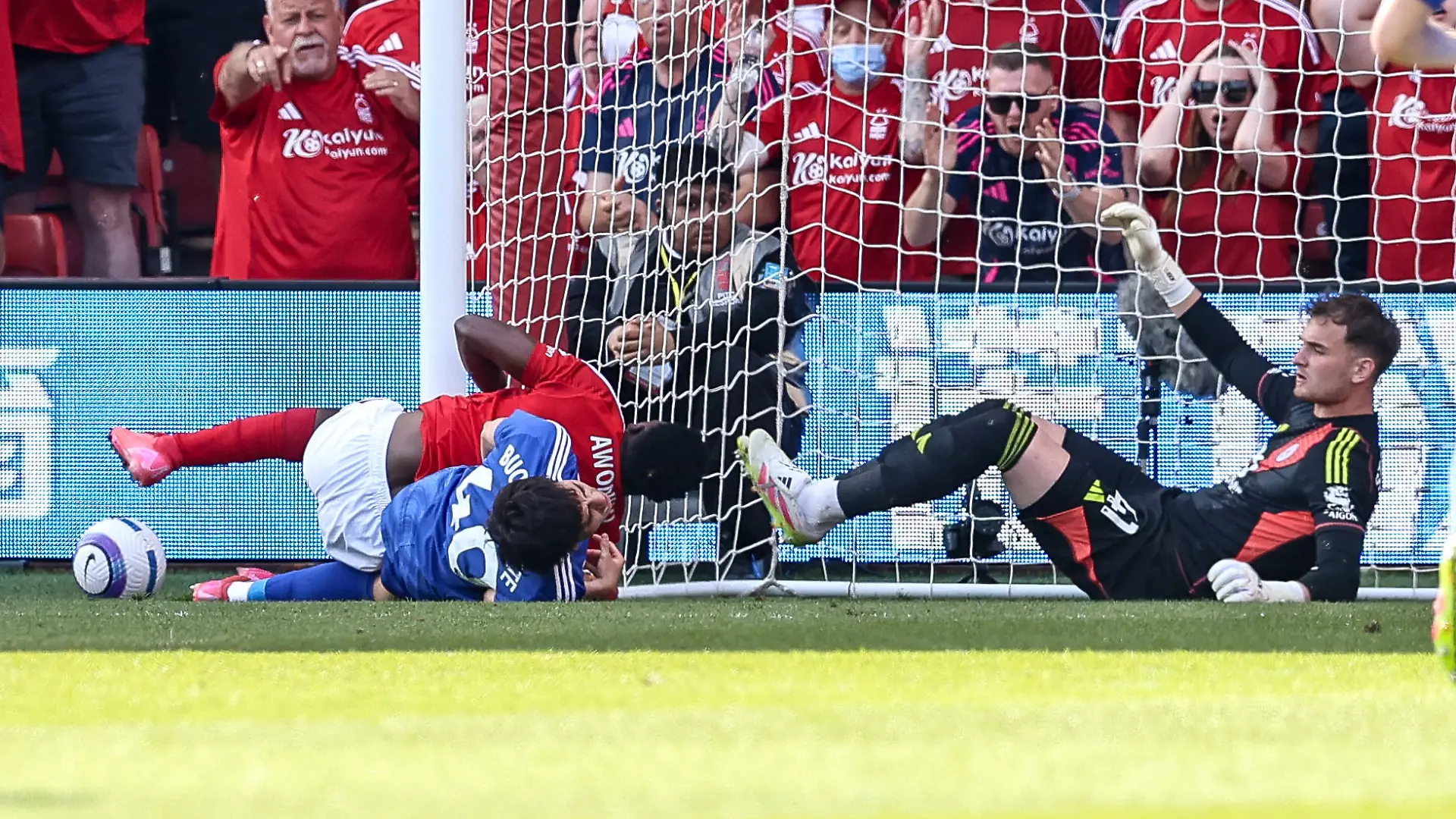 Taiwo Awoniyi knallt beim Spiel in der Premier League zwischen Nottingham Forest und Leicester City am 11. Mai 2025 nach einer Flanke gegen den Pfosten. 