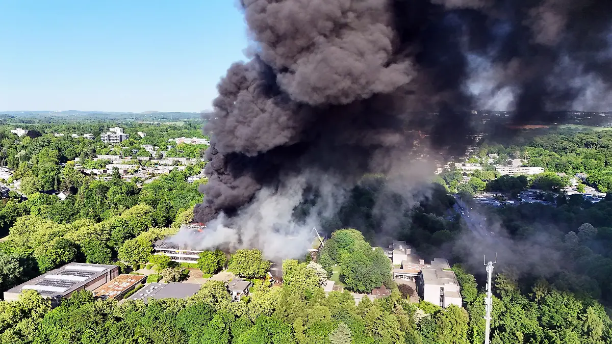 Nach dem Ausbruch eines großen Feuers in einem Schulzentrum in Erkrath bei Düsseldorf kämpfen Einsatzkräfte weiterhin gegen den Brand.