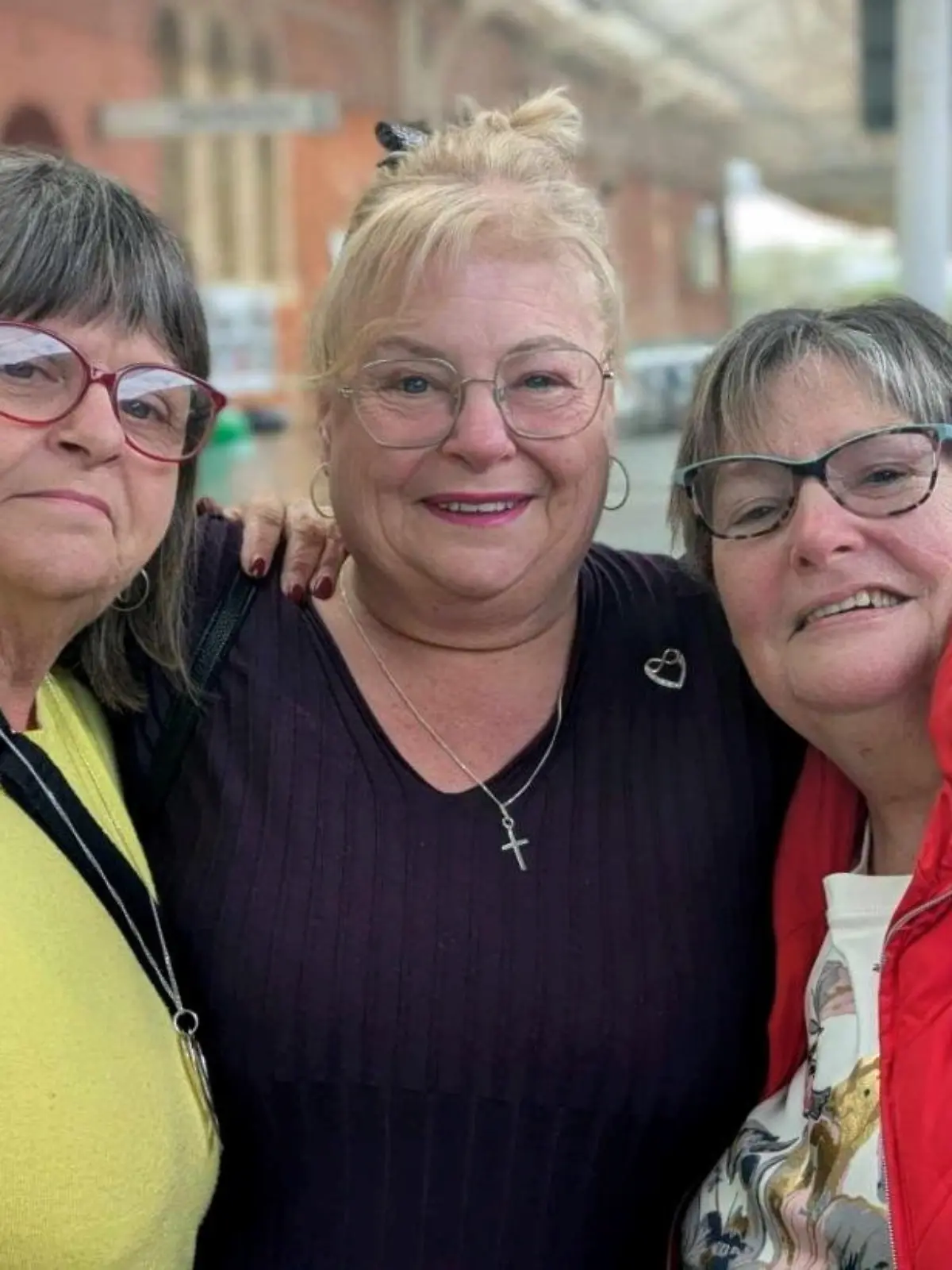 Die Schwestern Trish Caller und June Thompson hörten schon als Kinder von ihrer älteren Halbschwester Geraldine Ratcliffe, lernten sie jedoch nie kennen, bis ein DNA-Test alles veränderte.