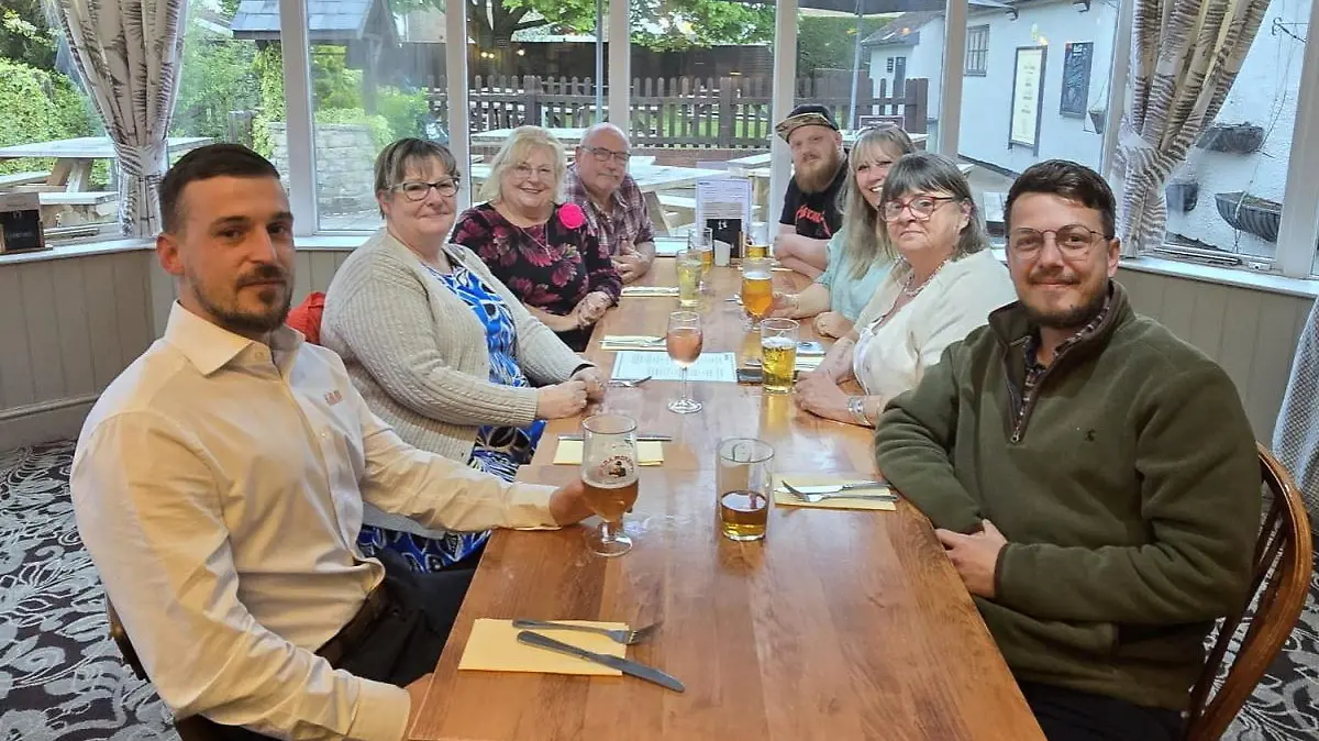 Geraldine Ratcliffe (zweite von links) trifft ihre Familie in Taunton in Somerset, England.