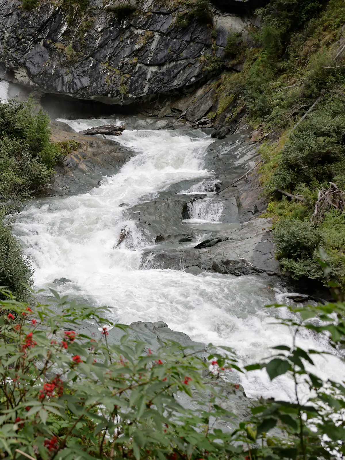 Bild zu: "Drama bei Schulausflug – Elfjährige stürzt in Schlucht und stirbt"