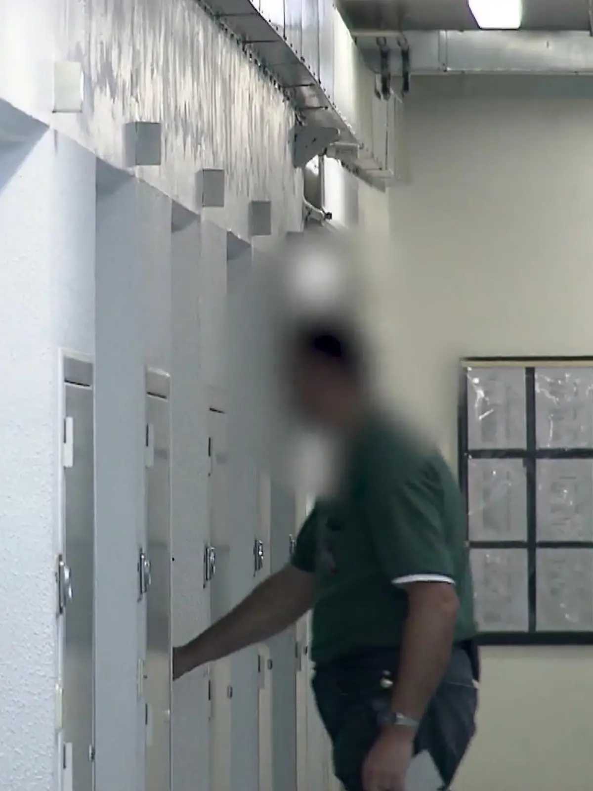 Andreas R. saß mehrere Jahre wegen unter anderem Betrugs im Gefängnis. Er weiß, wie es Menschen, die Kinder vergewaltigt haben, dort ergeht. Weil es für sie lebensgefährlich wäre, mit anderen Insassen in einem Trakt zu sitzen, kommen sie in eine eigene Station. Was passiert, wenn das nicht so ist, hat Andreas erlebt.