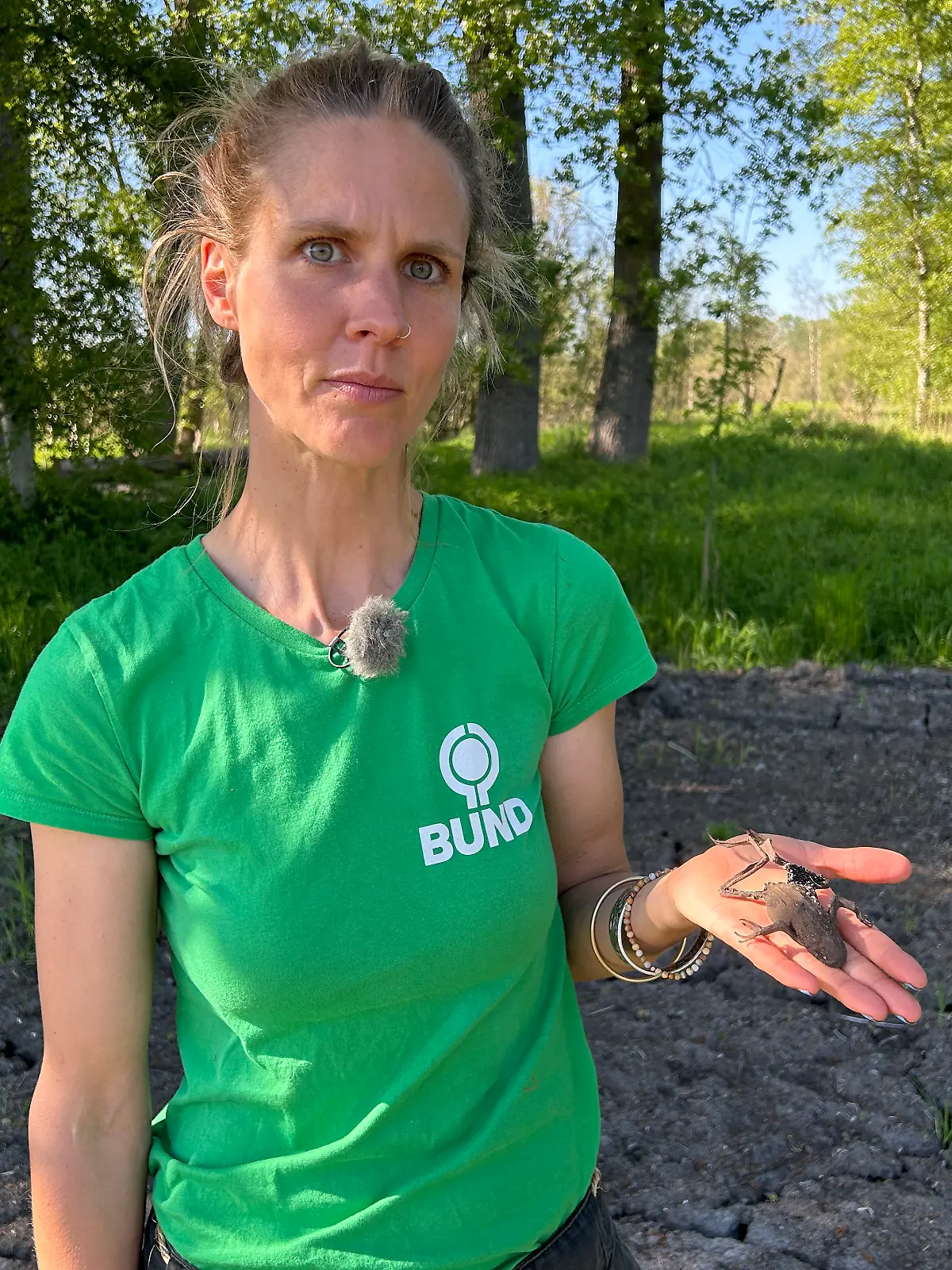 Lisa-Mia Schaich vom BUND bietet regelmäßig Wanderungen durchs Moor an, um auf ihre Wichtigkeit aufmersam zu machen. 