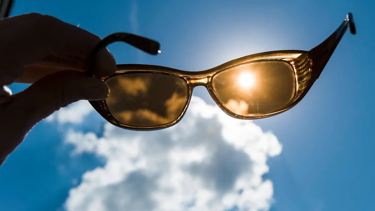 Sonnenschutz Sonne Sommer Hitze heiß glühend Dürre Trockenheit trocken Himmel Wärme Erwärmung Klima Klimaerwärmung Klima