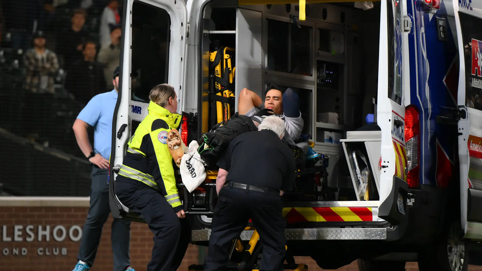 Oswaldo Cabrera auf dem Weg ins Krankenhaus