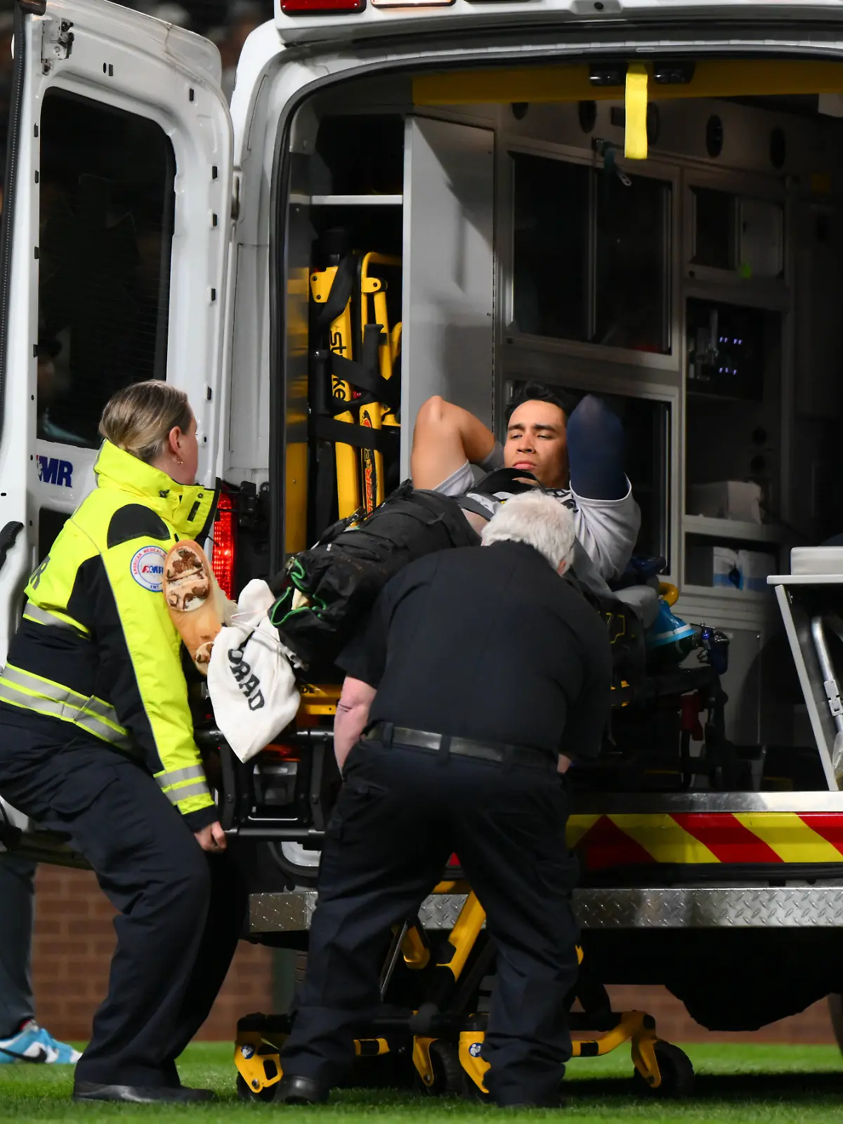Oswaldo Cabrera auf dem Weg ins Krankenhaus