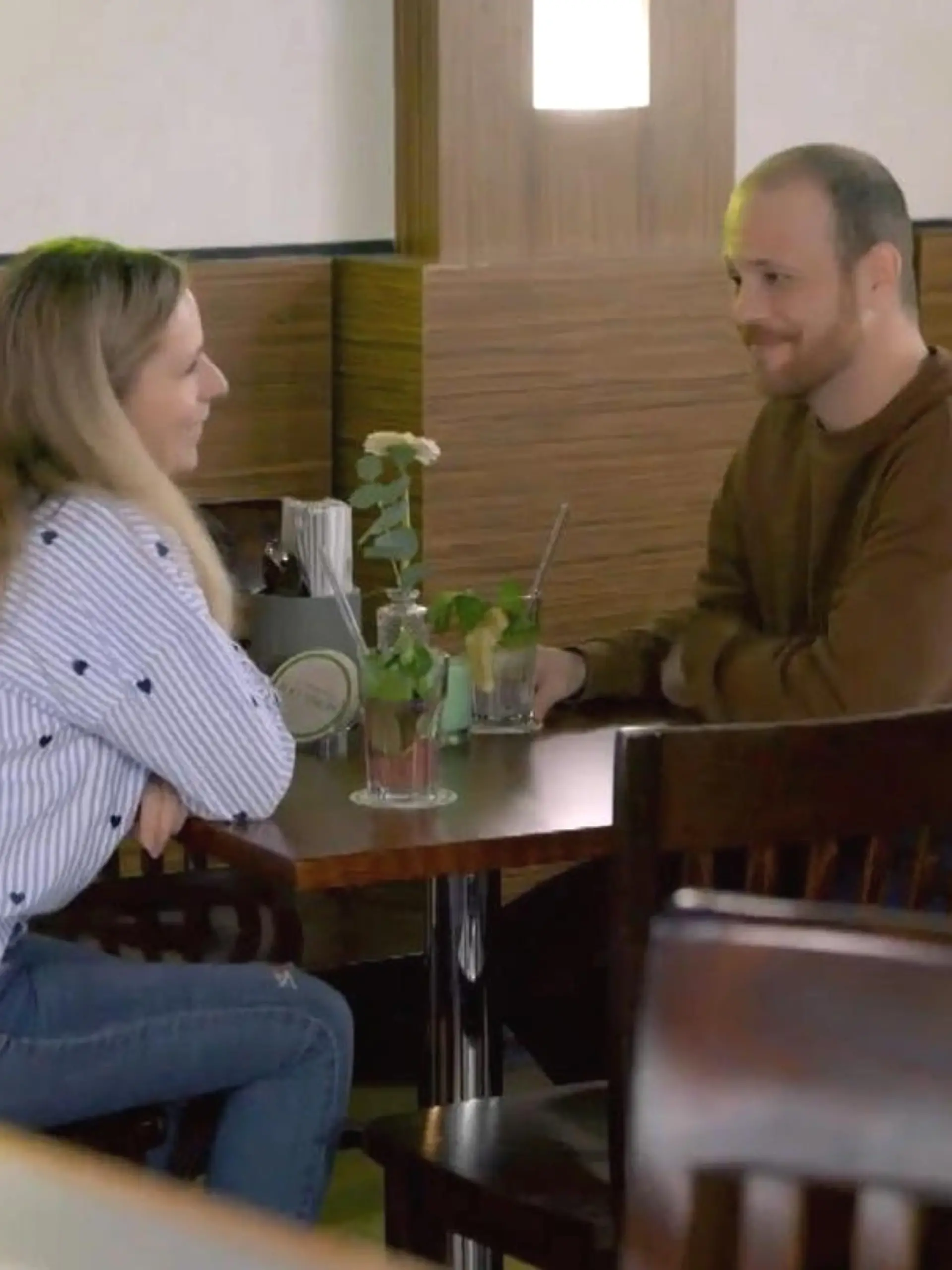 Unter uns: Tobias trifft sich „im Schiller” mit einer Frau