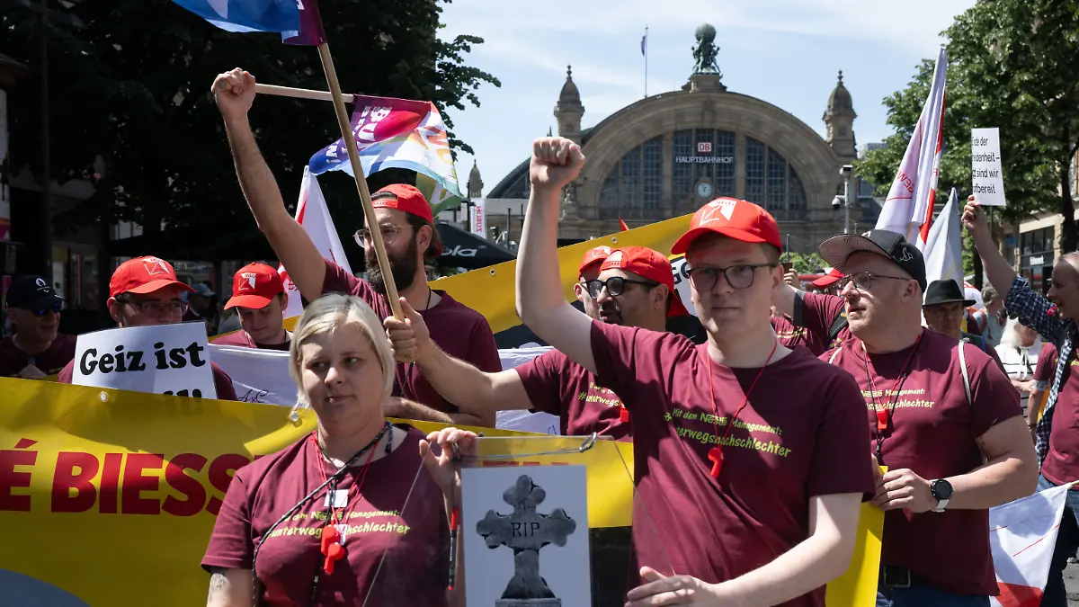 Hessen, Frankfurt/Main: Mitarbeitende von Nestlé protestieren in der Innenstadt gegen geplante Werkschließungen. Konkret geht es bei der Kundgebung vor der Nestlé-Deutschlandzentrale in Frankfurt um gut 230 Jobs an den Standorten Neuss bei Düsseldorf und Conow in Mecklenburg-Vorpommern. Die Gewerkschaft NGG sieht darin die Fortsetzung einer langfristigen Entwicklung beim größten Lebensmittelhersteller der Welt, um den Profit zu steigern.