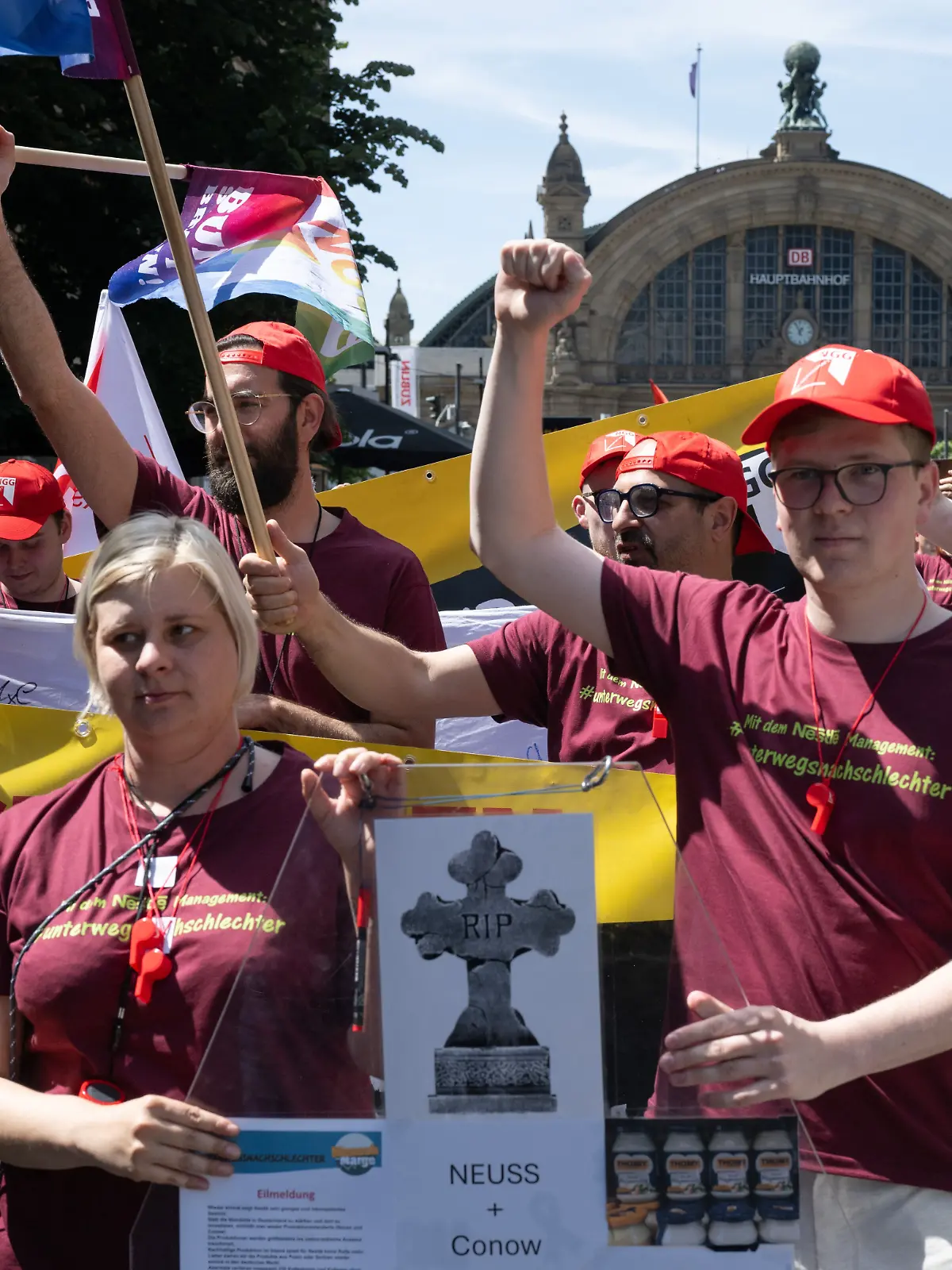 Hessen, Frankfurt/Main: Mitarbeitende von Nestlé protestieren in der Innenstadt gegen geplante Werkschließungen. Konkret geht es bei der Kundgebung vor der Nestlé-Deutschlandzentrale in Frankfurt um gut 230 Jobs an den Standorten Neuss bei Düsseldorf und Conow in Mecklenburg-Vorpommern. Die Gewerkschaft NGG sieht darin die Fortsetzung einer langfristigen Entwicklung beim größten Lebensmittelhersteller der Welt, um den Profit zu steigern.