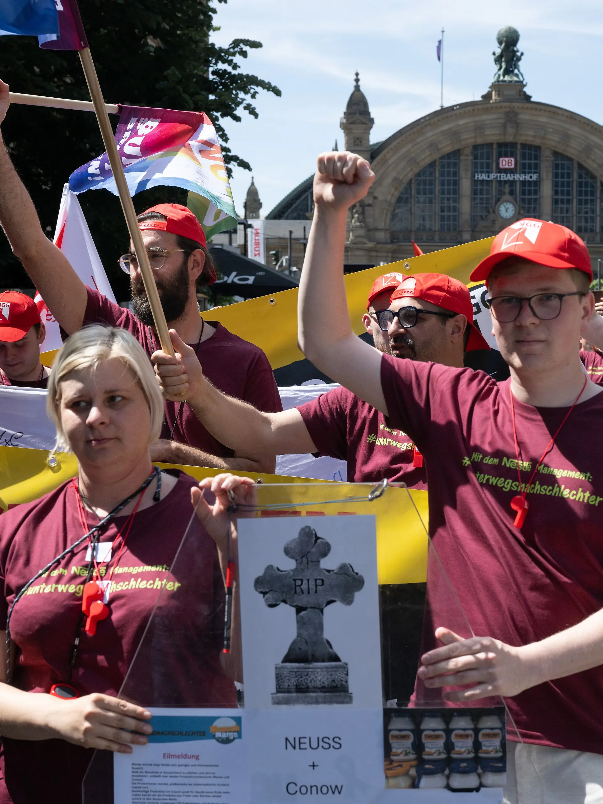 Hessen, Frankfurt/Main: Mitarbeitende von Nestlé protestieren in der Innenstadt gegen geplante Werkschließungen. Konkret geht es bei der Kundgebung vor der Nestlé-Deutschlandzentrale in Frankfurt um gut 230 Jobs an den Standorten Neuss bei Düsseldorf und Conow in Mecklenburg-Vorpommern. Die Gewerkschaft NGG sieht darin die Fortsetzung einer langfristigen Entwicklung beim größten Lebensmittelhersteller der Welt, um den Profit zu steigern.
