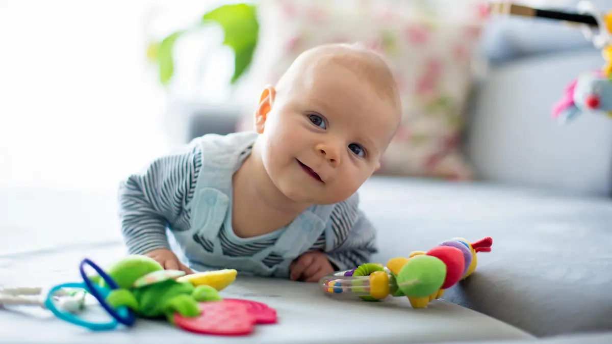 Baby dreht sich auf der Couch herum