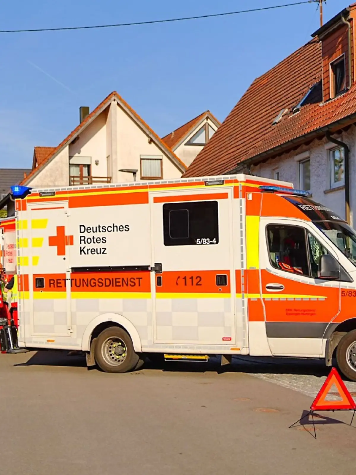 Bild zu: "Auto rast in Fußgänger! Zwei Menschen schwer verletzt "