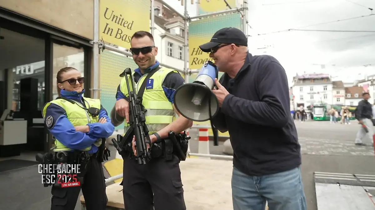 Stefan Raab macht auch vor der Polizei in Basel nicht Halt Für den ESC auf Stimmenfang