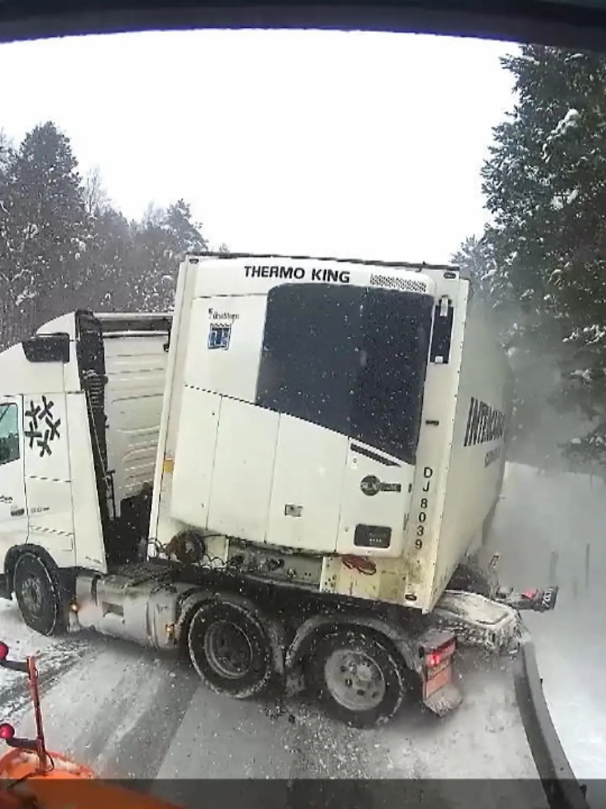 In Norwegen ist ein Schneepflug auf einer vereisten Straße bergauf unterwegs, als ihm plötzlich ein LKW entgegenkommt. Der Lastwagen rutscht nach einer Kurve in den Gegenverkehr und kommt nur wenige Meter vor dem Schneemobil zum Stehen!