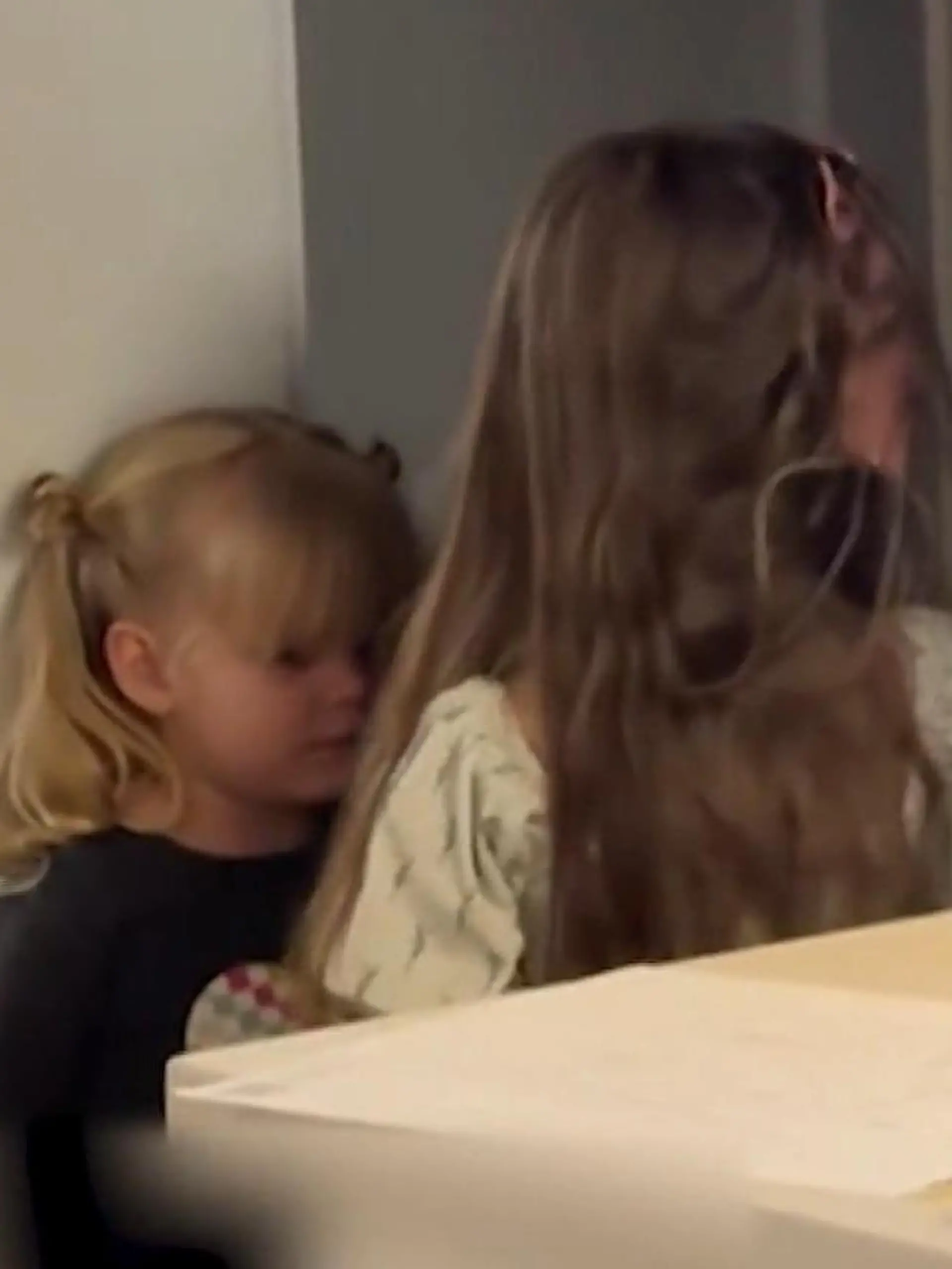 Schwestern Maisie (3) und Clementine (6) a