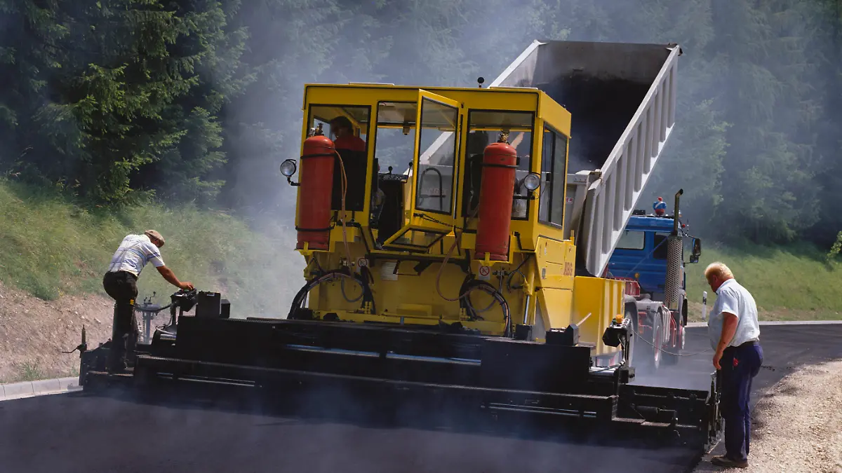 Wirtschaft Industrie Bauwirtschaft Tiefbau
WIT0310 Straßenbau neue Fahrbahn wird angelegt Teermaschine Straßenbaumaschine