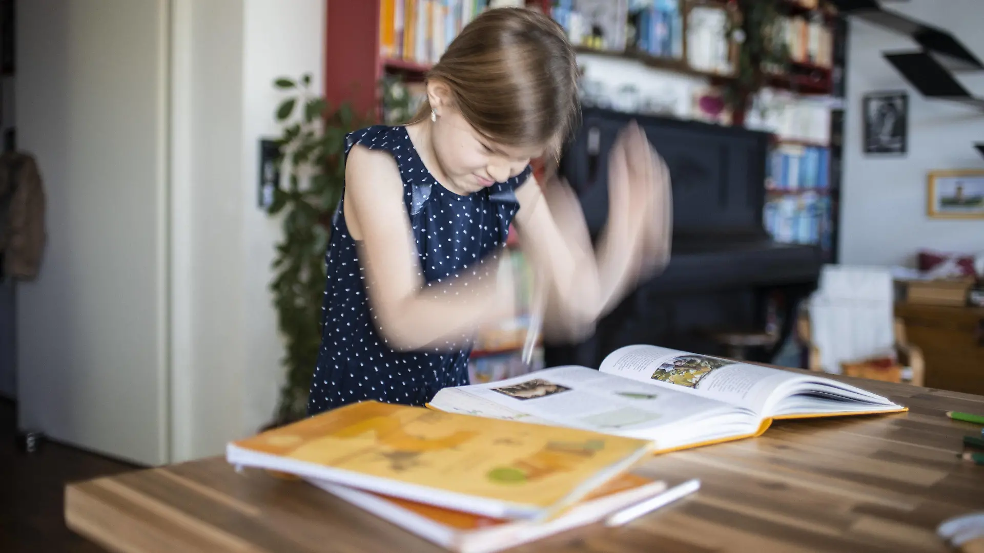 Thema: Wuetendes Maedchen vor Schulbuechern. Bonn Deutschland *** Topic Angry Girl in front of schoolbooks Bonn Germany Copyright: xUtexGrabowsky/photothek.netx