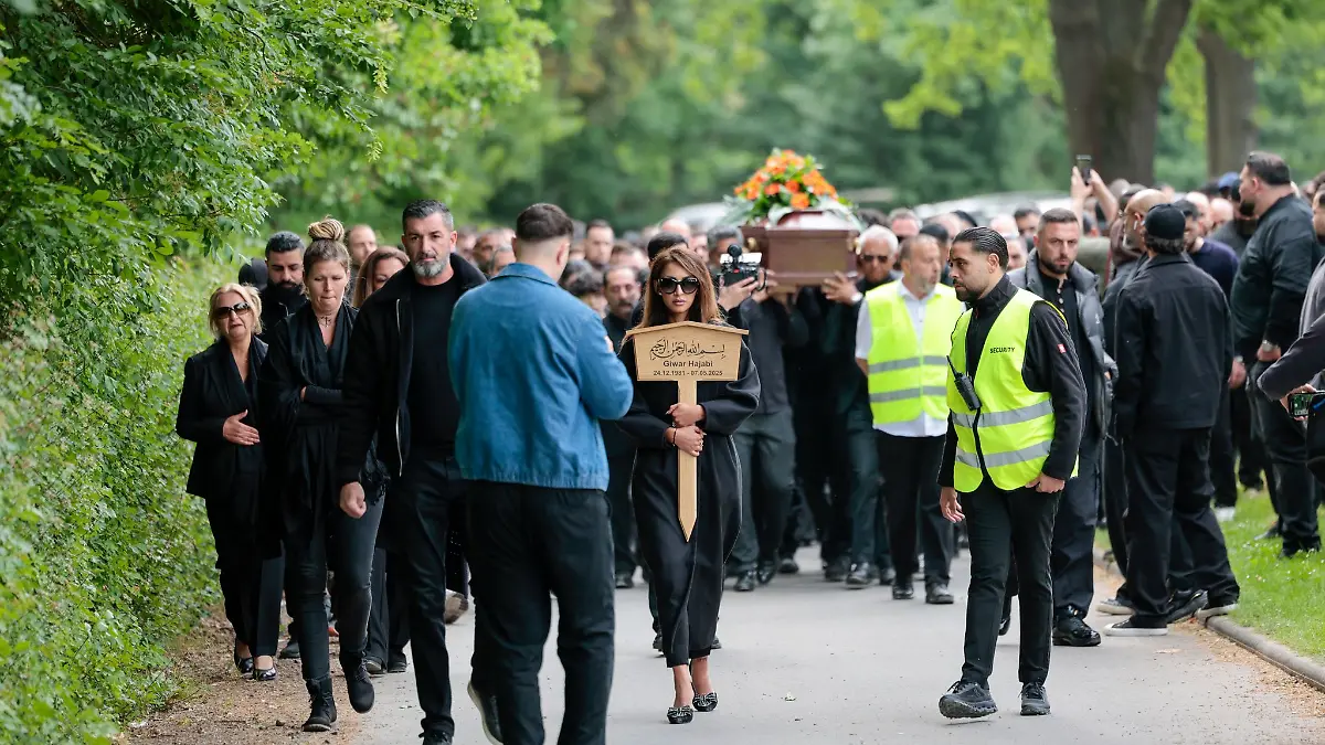An der Beerdigung nahmen knapp 1.000 Menschen teil.