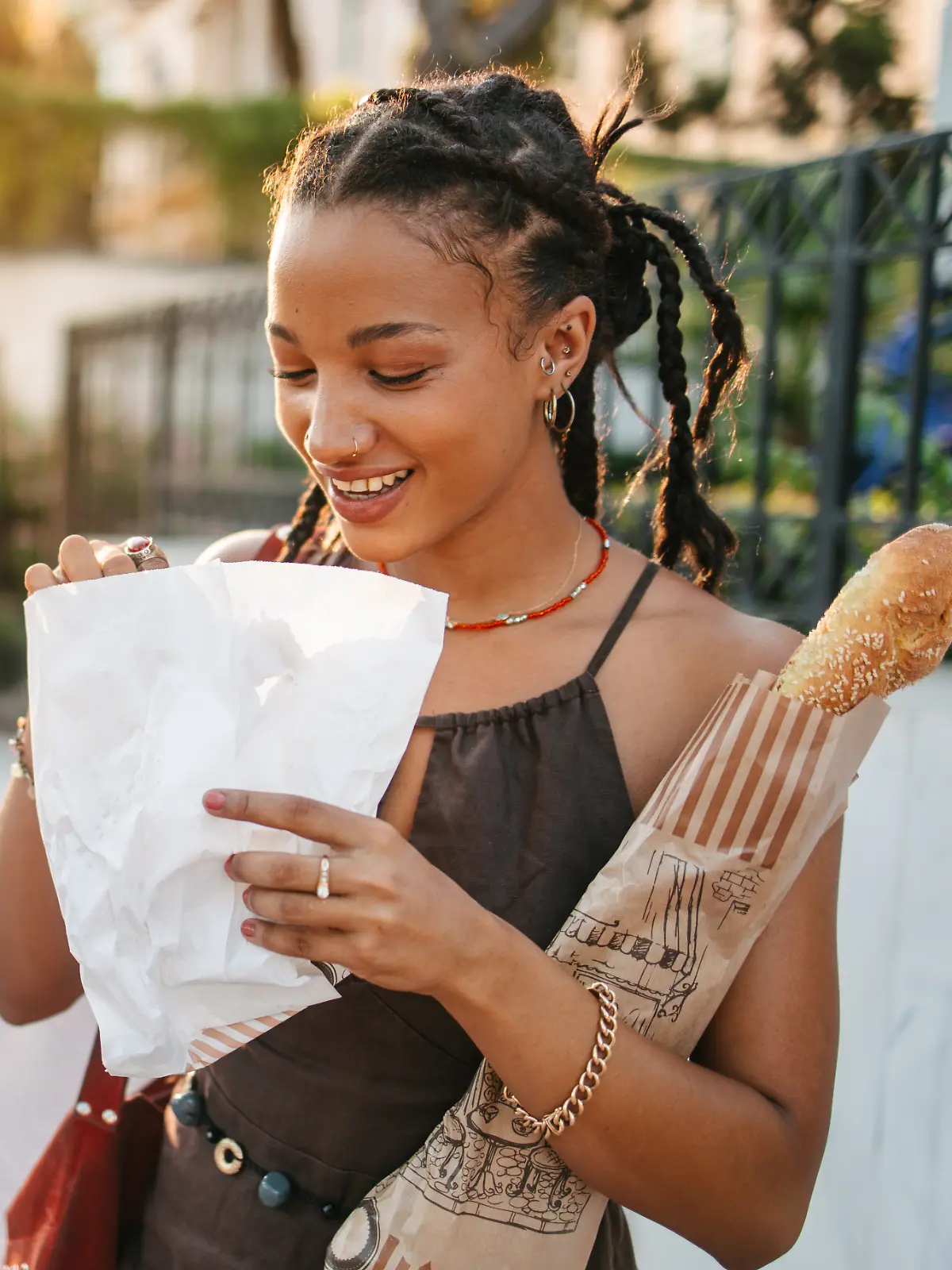Eine junge Frau aus Frankreich isst Baguette.